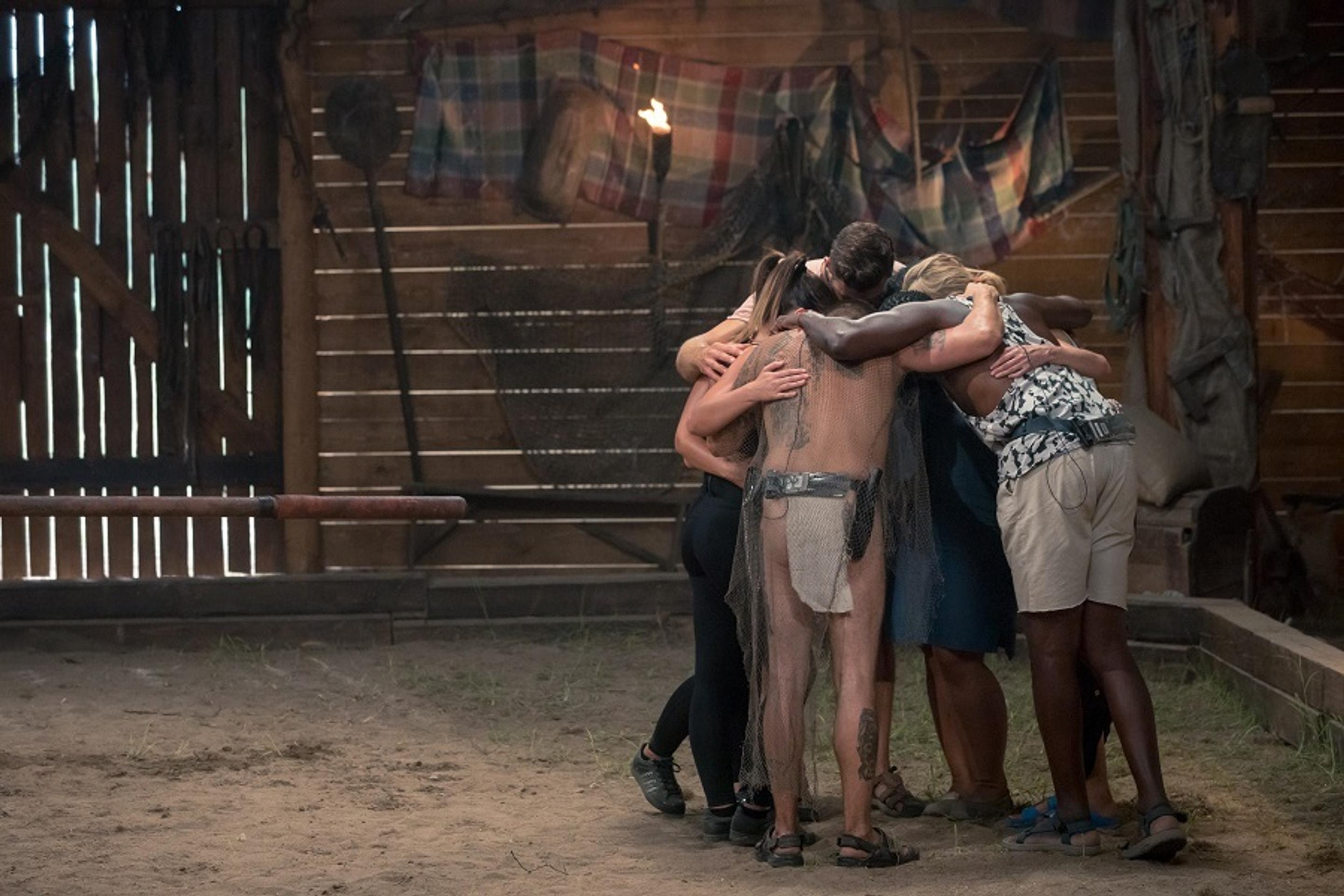 Skupinové objatie bohatých na rozlúčku