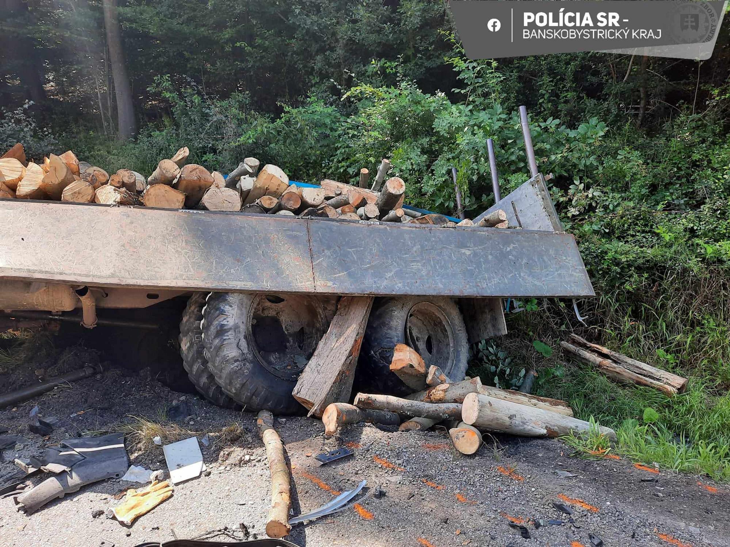 Vážne zraneného vodiča previezli do nemocnice.