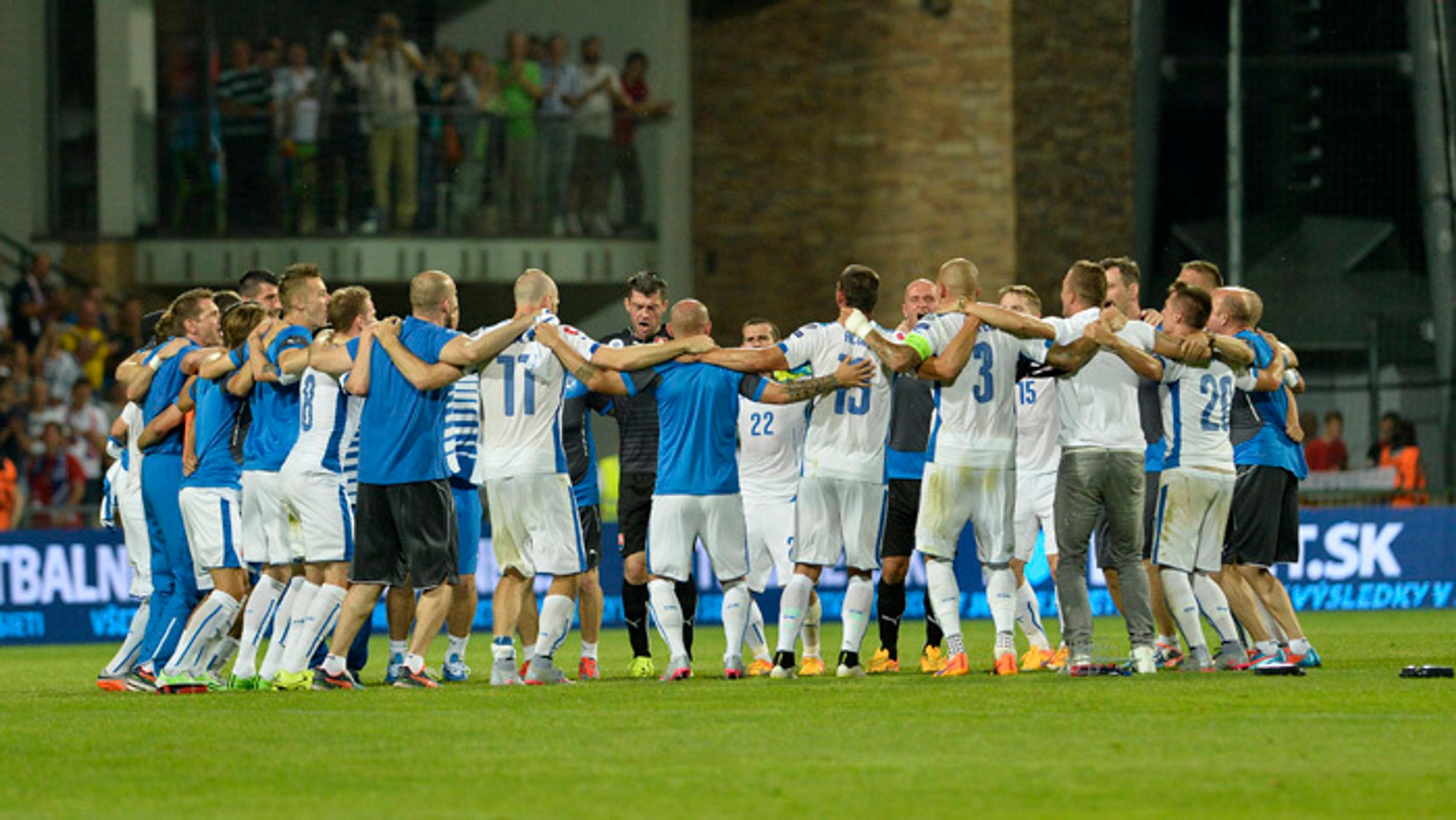 Radosť našich reprezentantov po výhre nad Macedónskom v Žiline.