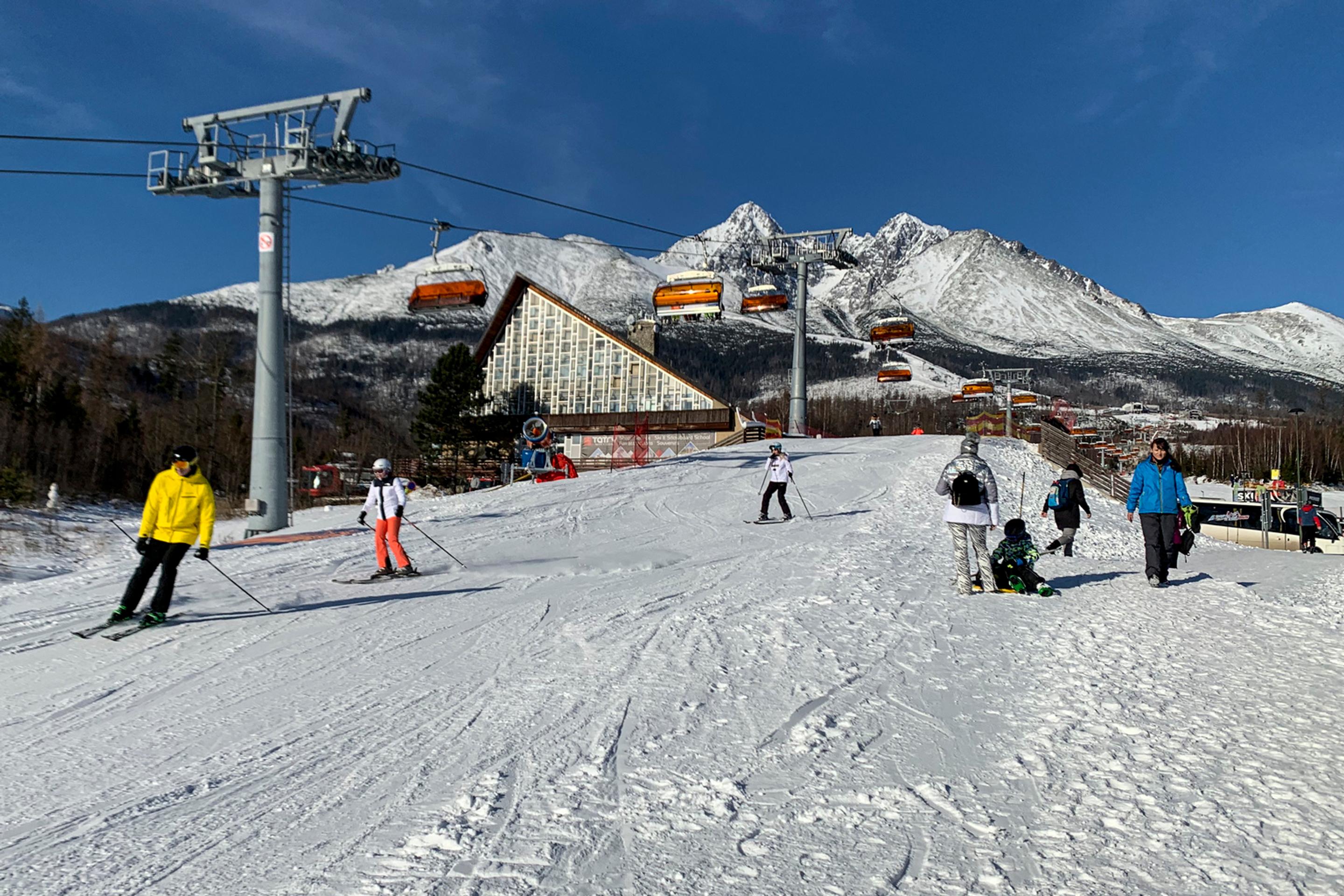 Na snímke je horiace vozidlo po leteckom útoku na medzinárodnom letisku v Bagdade, pri ktorom zomrel iránsky generálmajor Gásem