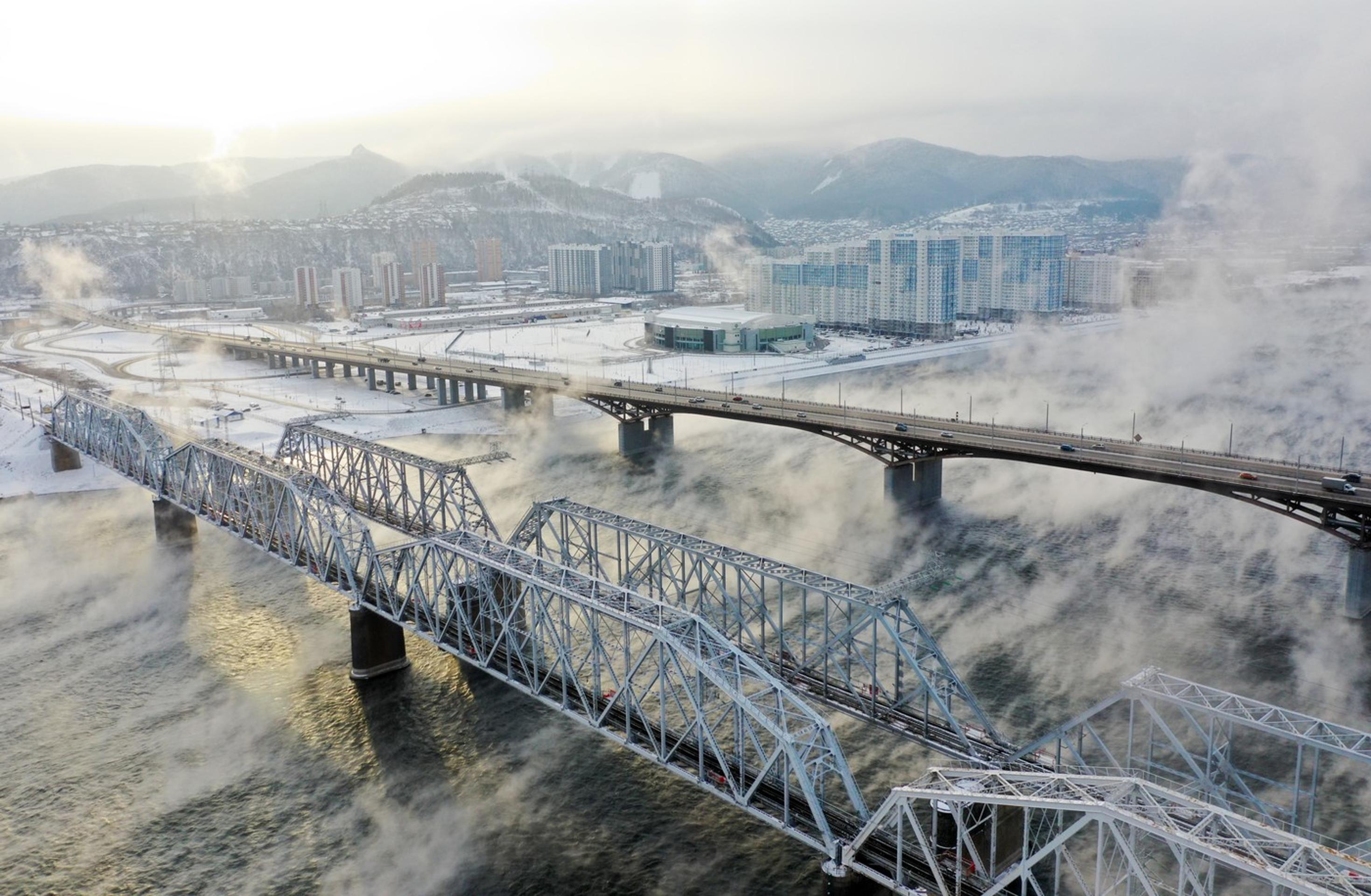 Železničný most a cestný most ponad Jenisej v Krasnojarsku.