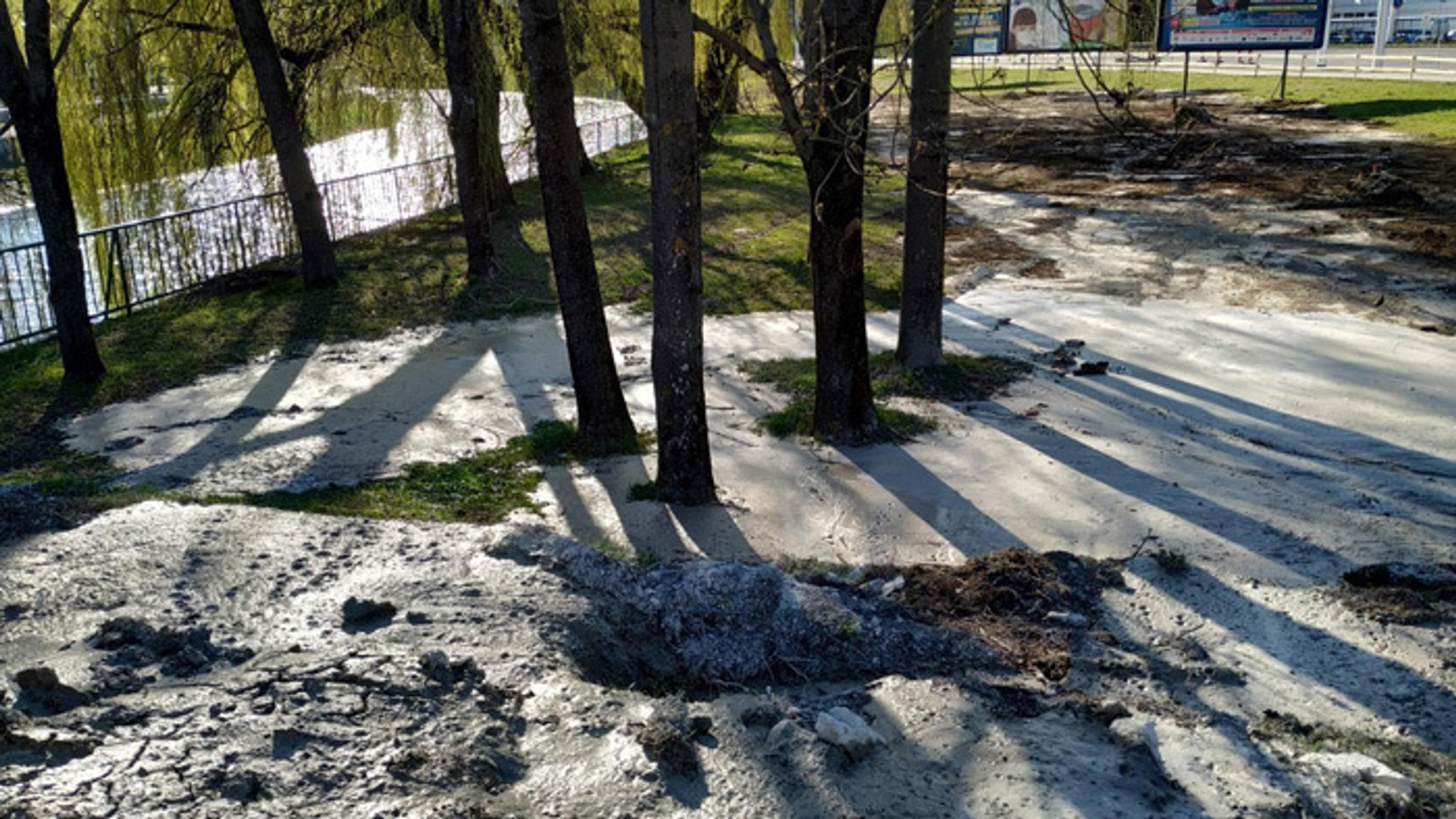 Vyliaty betón pri Zimnom štadióne v Banskej Bystrici.