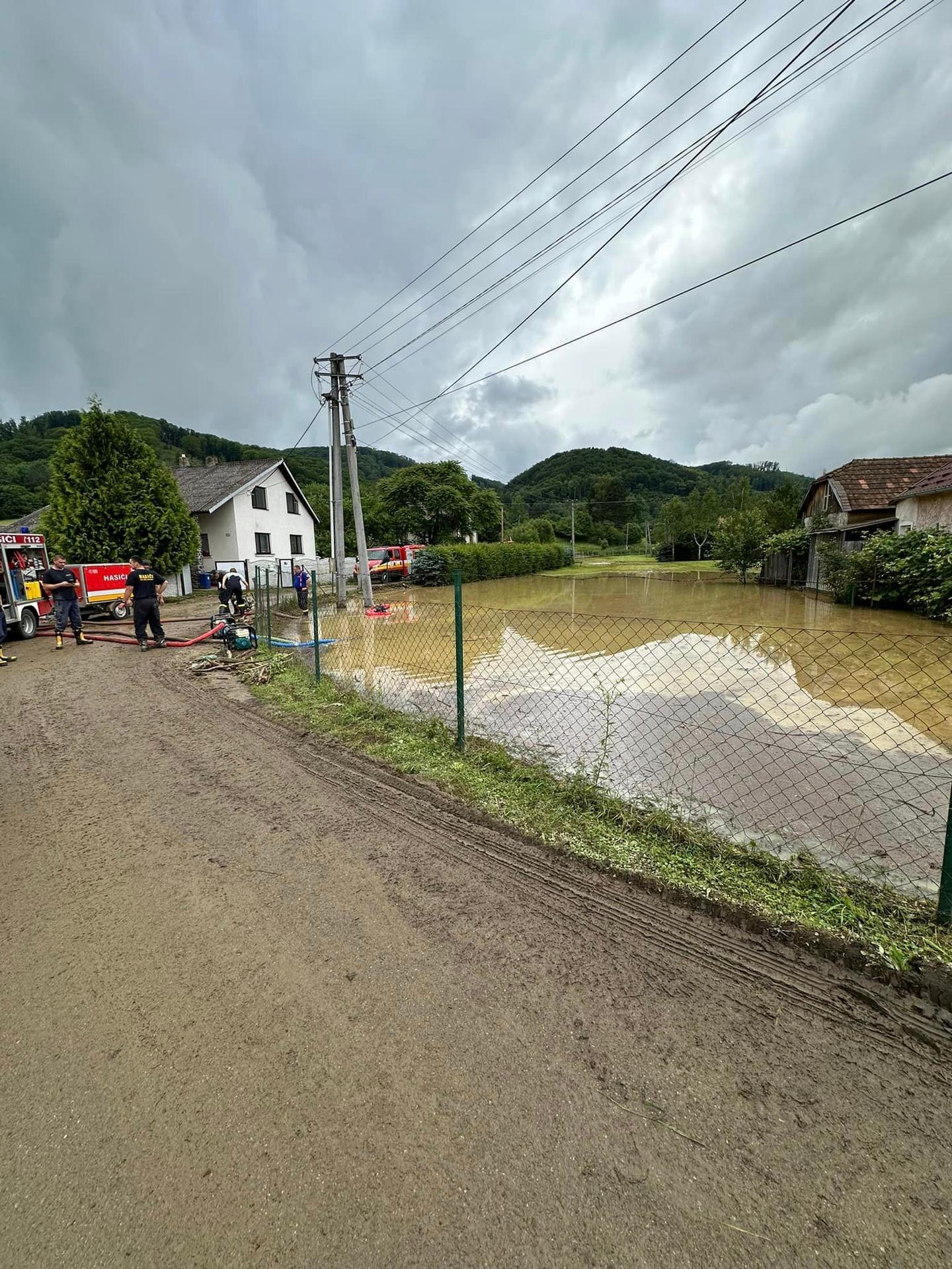 V obciach Ulič, Ubľa, Dúbrava a Michajlov zaplavilo domy i studne.