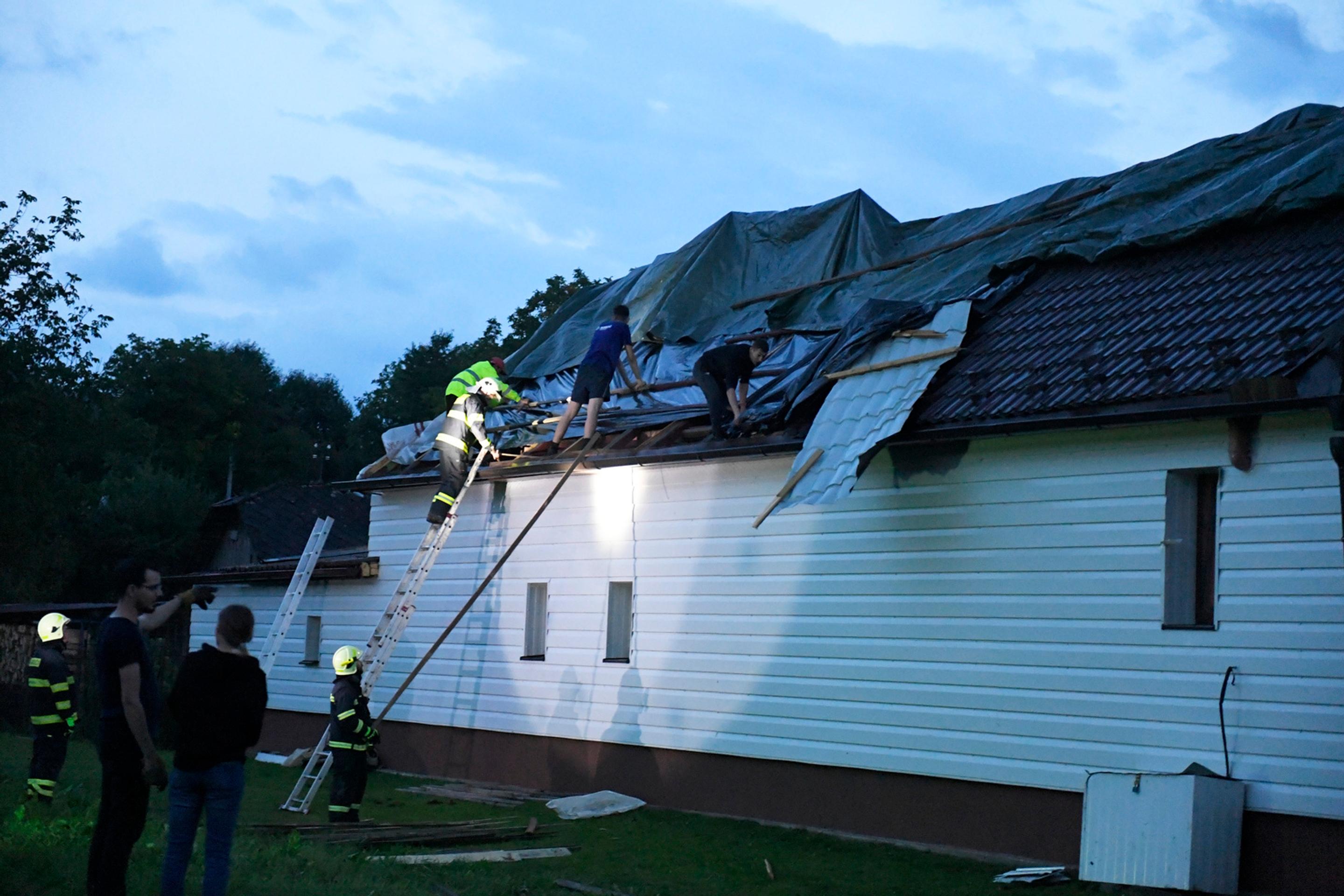 Obcou Petkovce v okrese Vranov nad Topľou sa vo štvrtok večer 5. augusta 2021 prehnalo tornádo