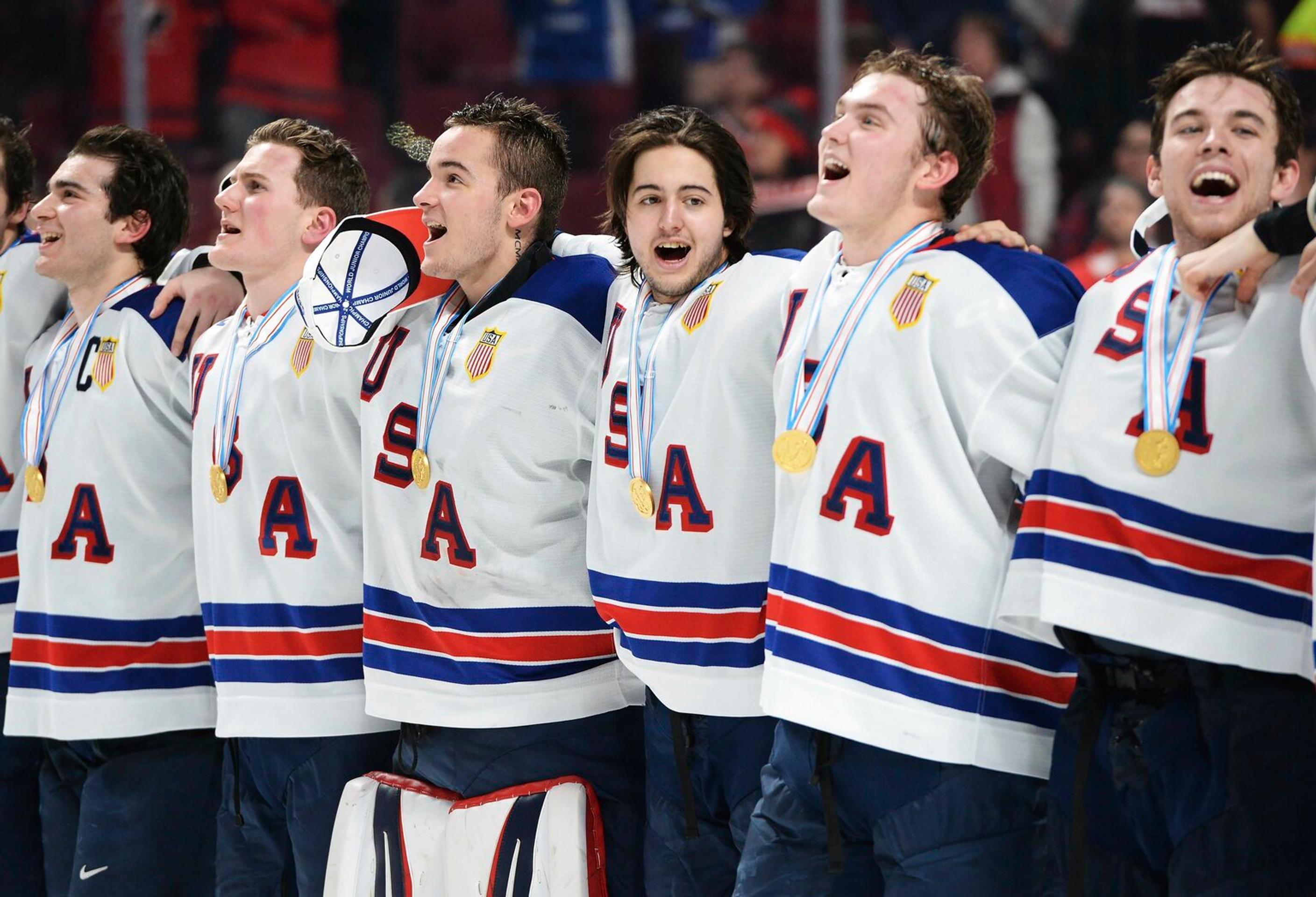 Americkí hokejisti spievajú hymnu po zisku zlata na MS juniorov.
