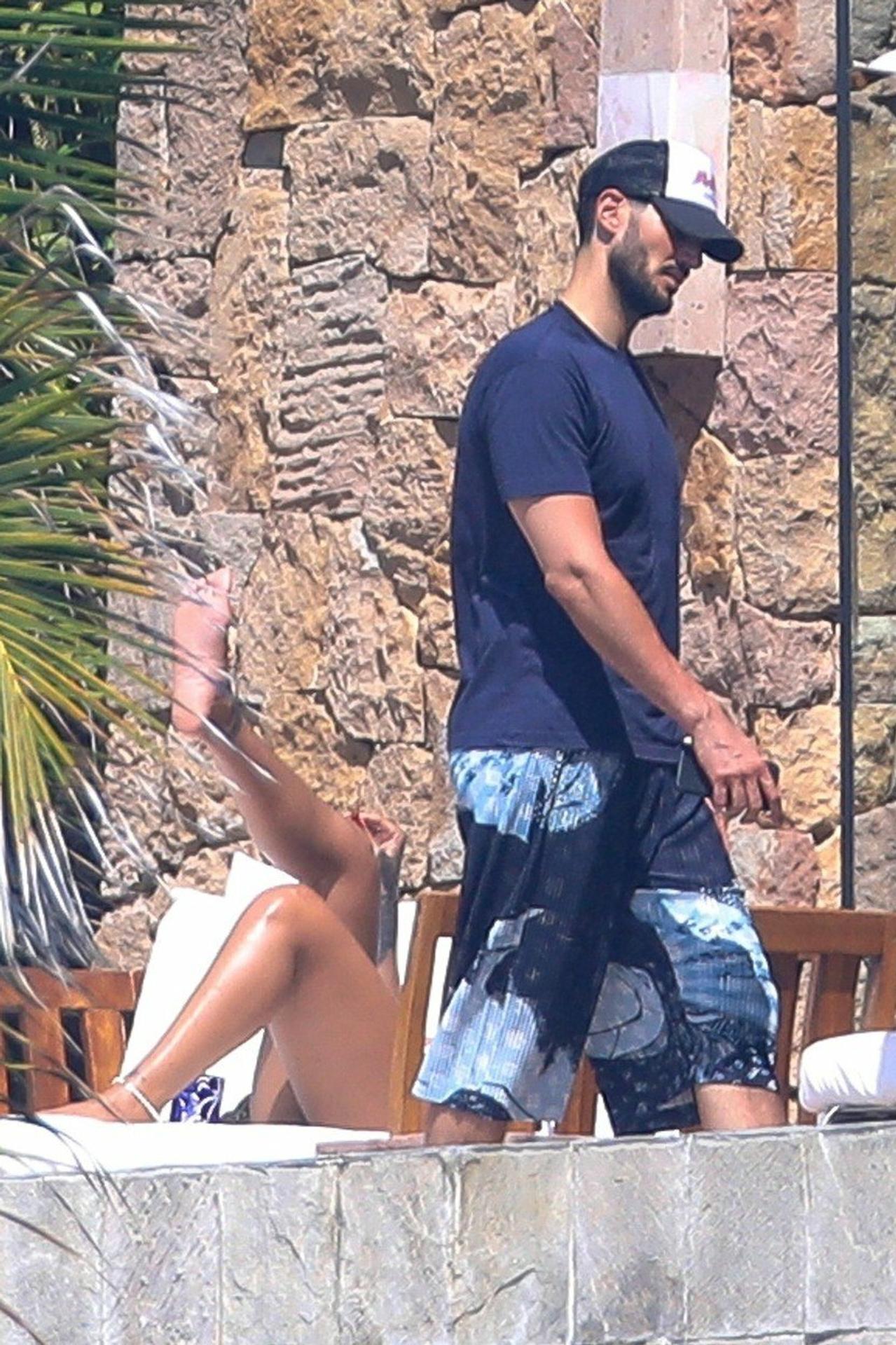 Hassan odišiel z hádky ako prvý.