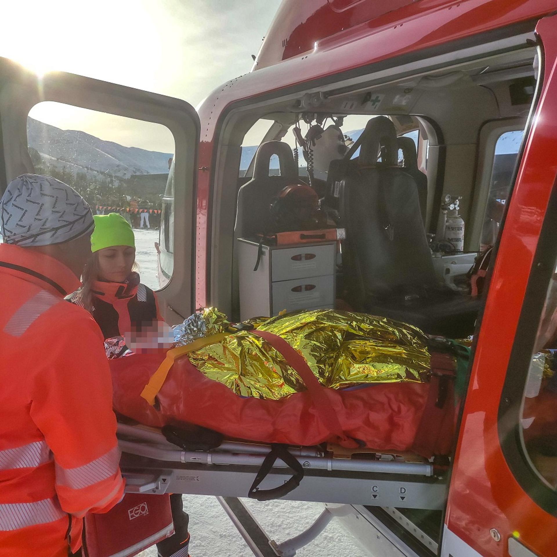 Zranenú ženu prevážal vrtuľník.