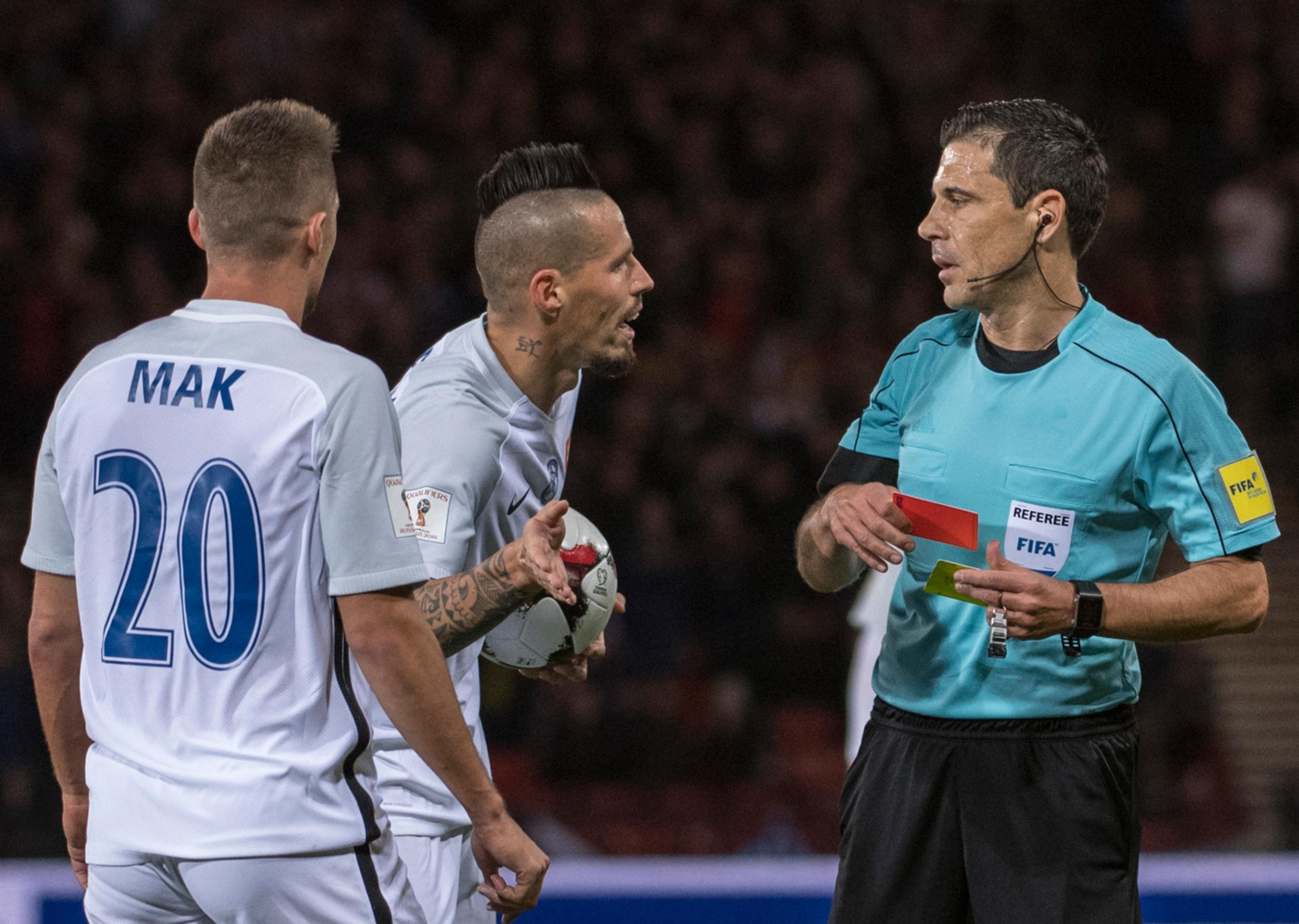 Škót Matt Phillips (vľavo) v boji o loptu s Petrom Pekaríkom v kvalifikácii MS 2018. 