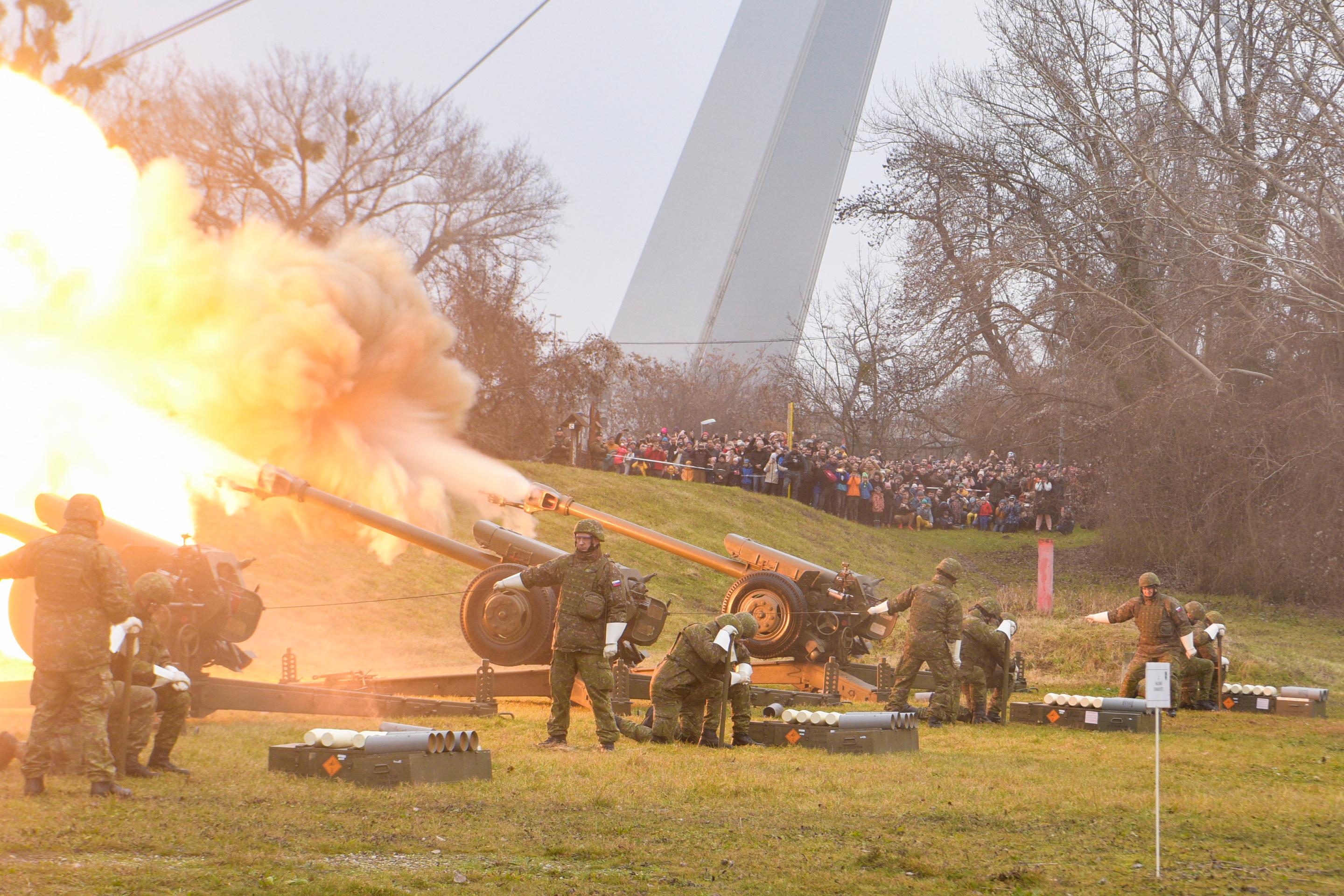 Húfnice, z ktorých vypálili 20 delostreleckých sálv pri príležitosti 30. výročia vzniku Slovenskej republiky na nábreží Dunaja v Bratislave.