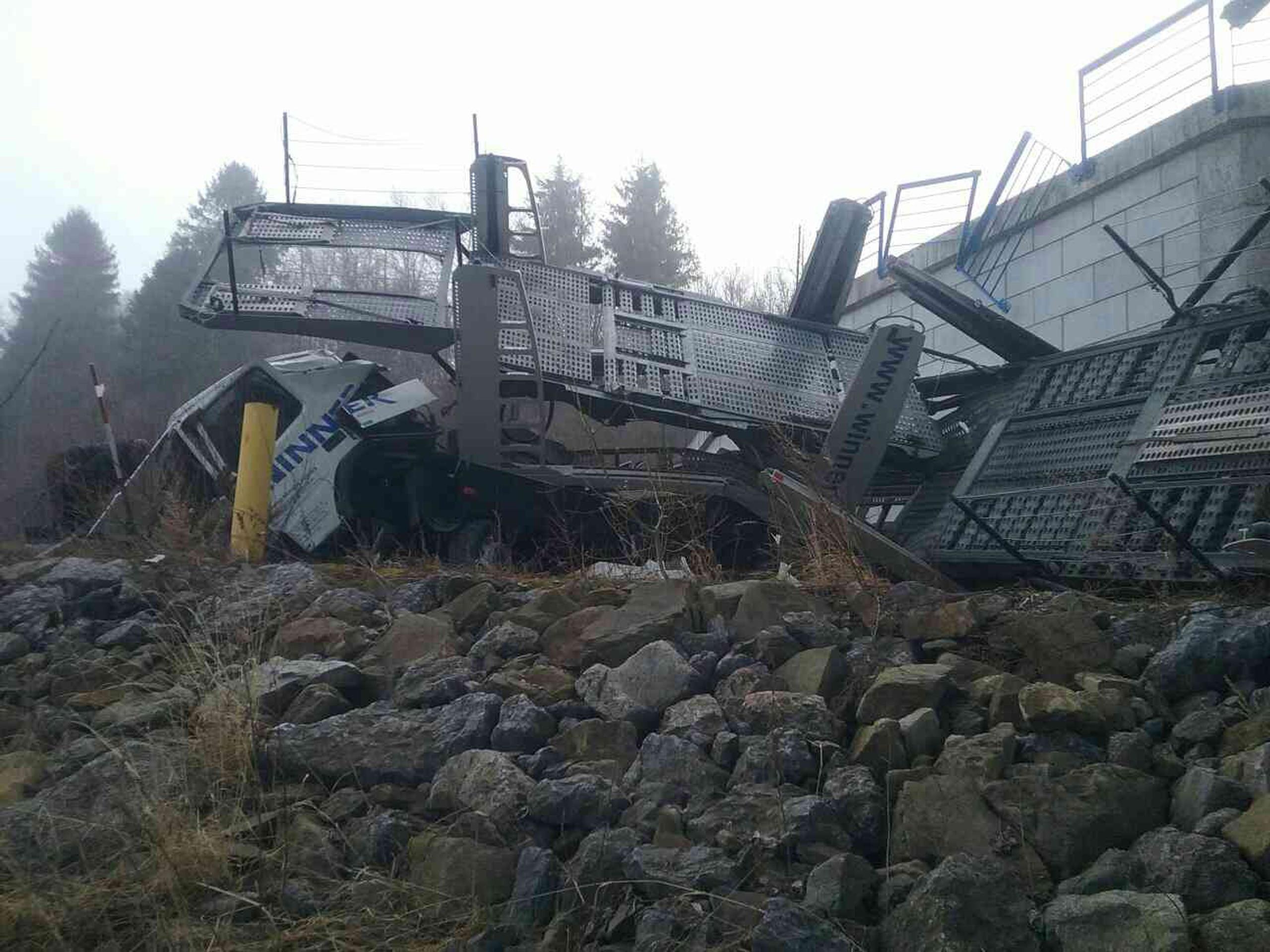 Kamiónn spadol z mosta.