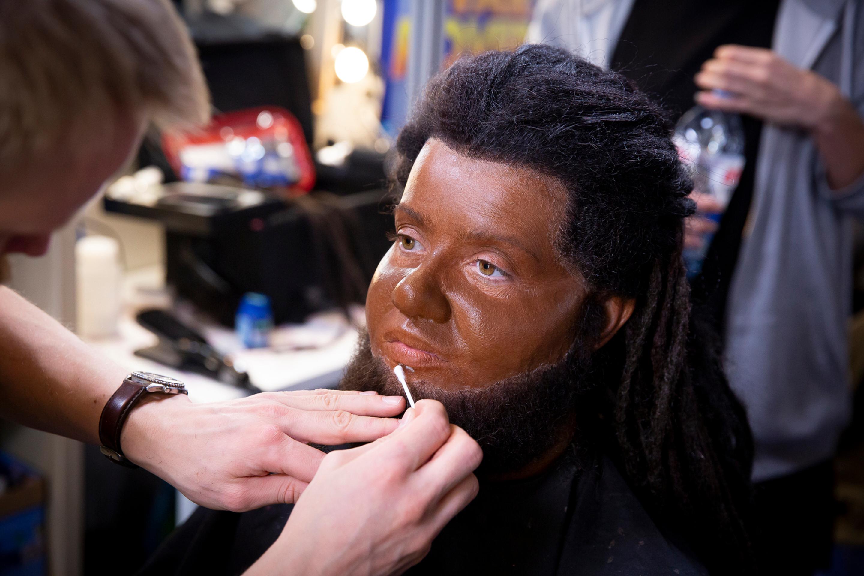 Po niekoľkých hodinách v maskérskom kresle sa z Ivany Regešovej stal celkom nový človek