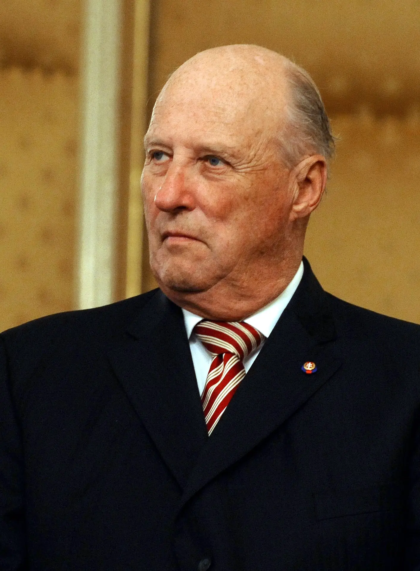 Nórsky kráľ Harald V. počas podpisu memoranda o porozumení na Úrade vlády v Bratislave 26. októbra 2010