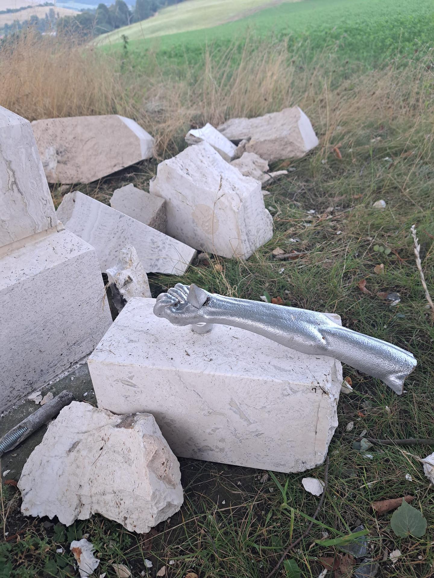 Zničený kríž v obci Kluknava