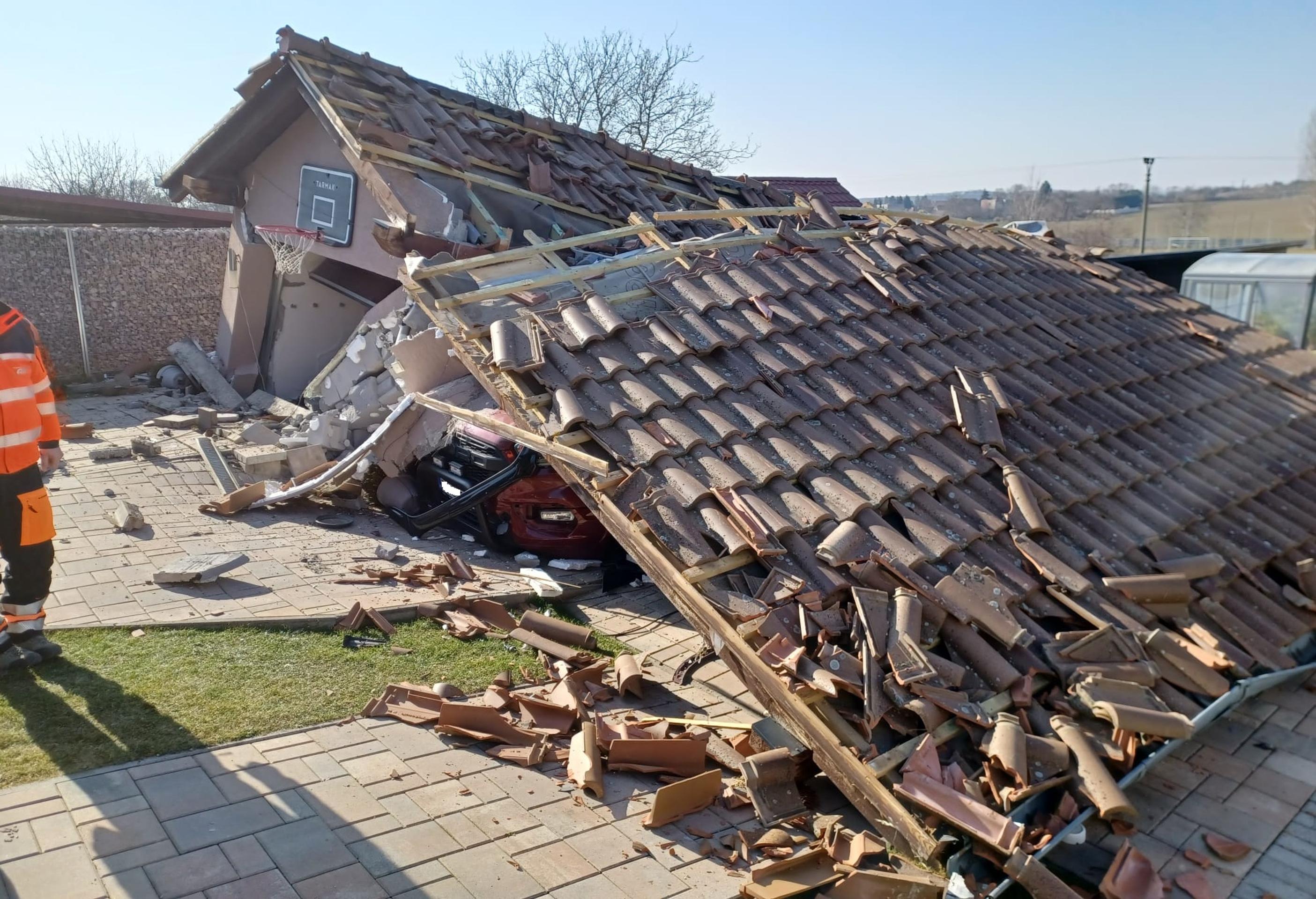 Výbuch značne poškodil aj strechu.