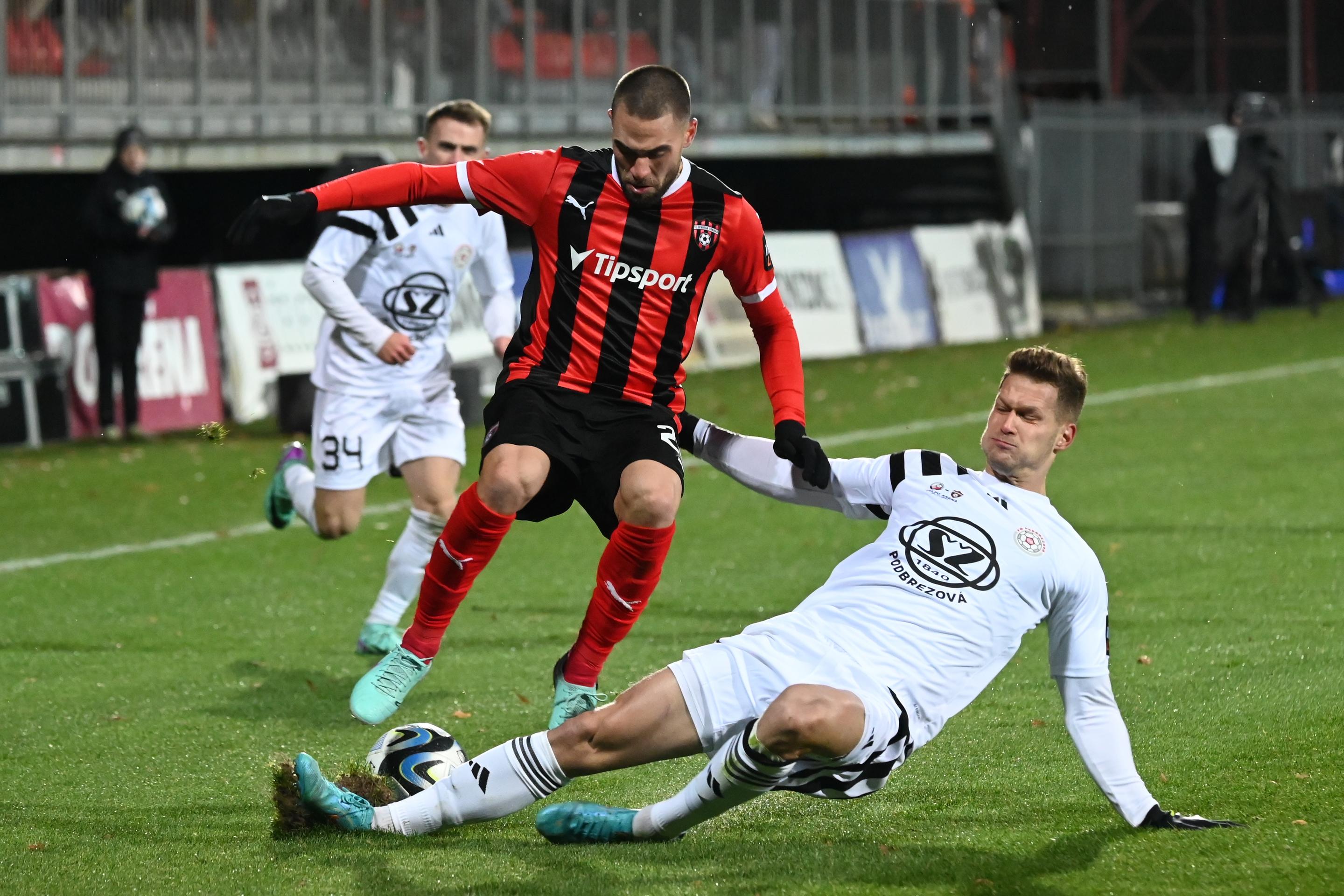 Zľava hráč Trnavy Filip Bainovič a hráč Podbrezovej René Paraj v 15. kole Niké ligy.