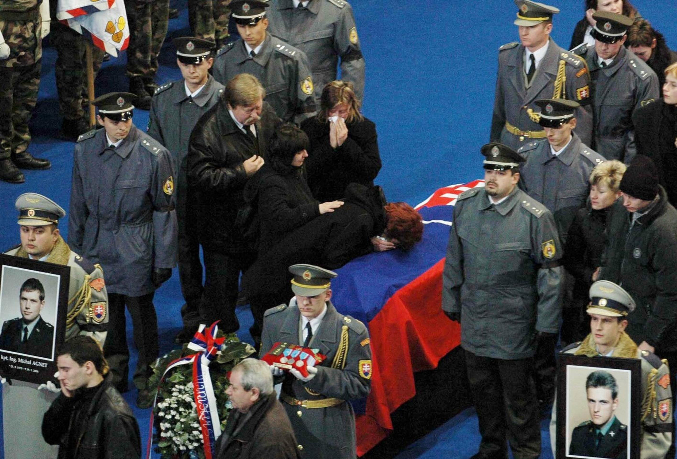 Posledná rozlúčka s vojakmi, ktorí prišli o život počas leteckého nešťastia