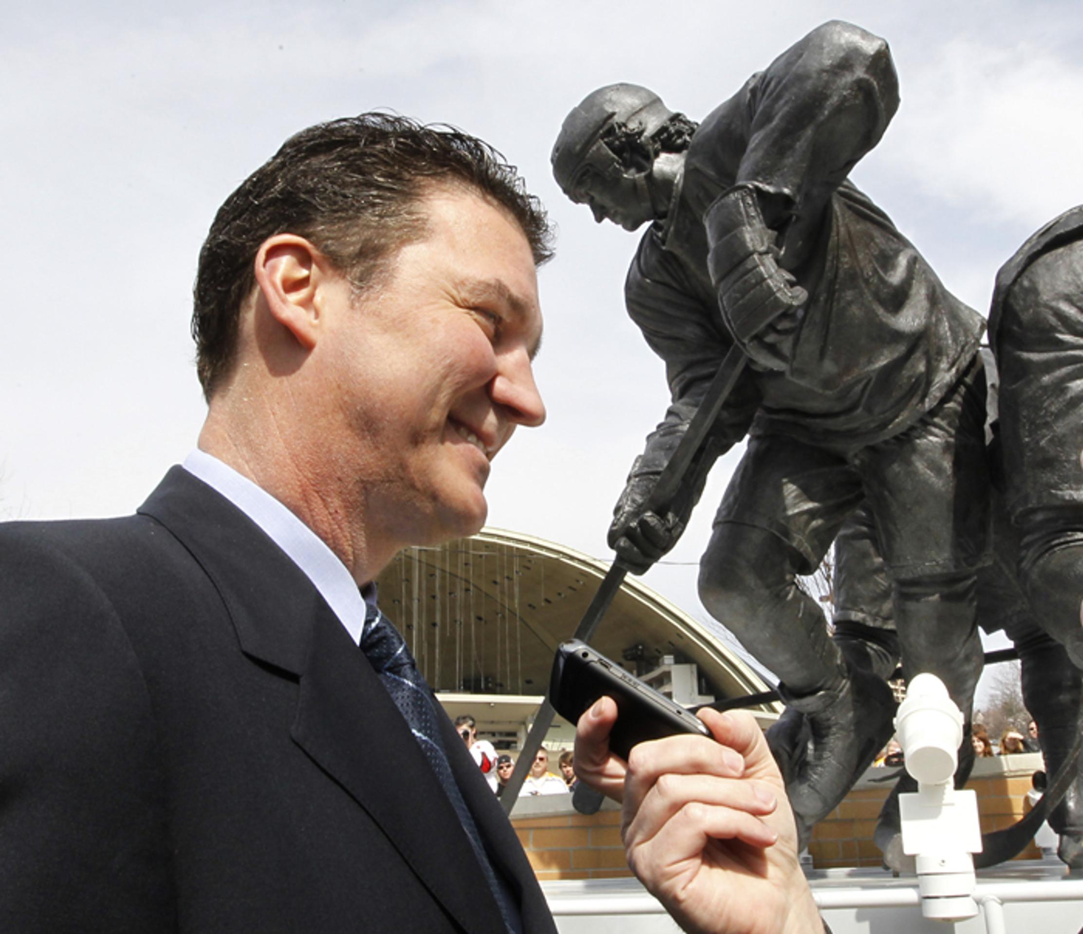 Mario  Lemieux odpovedá na otázky po odhalení svojej sochy v nadživotnej veľkosti pred halou Penguins (7. marca 2012)