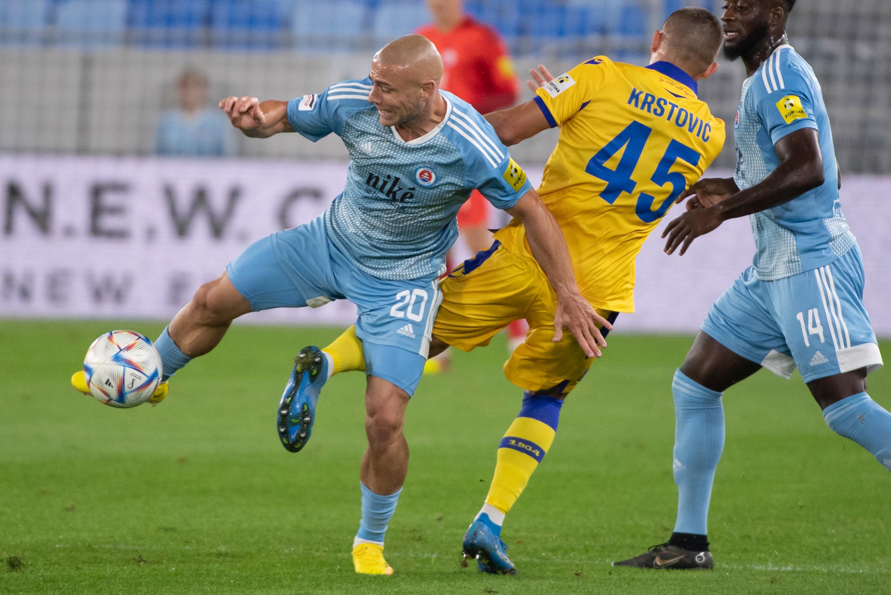 Zľava Jaba Kankava (Slovan) a Nikola Krstovič (DAC) bojujú o loptu v zápase 8. kola Fortuna ligy.