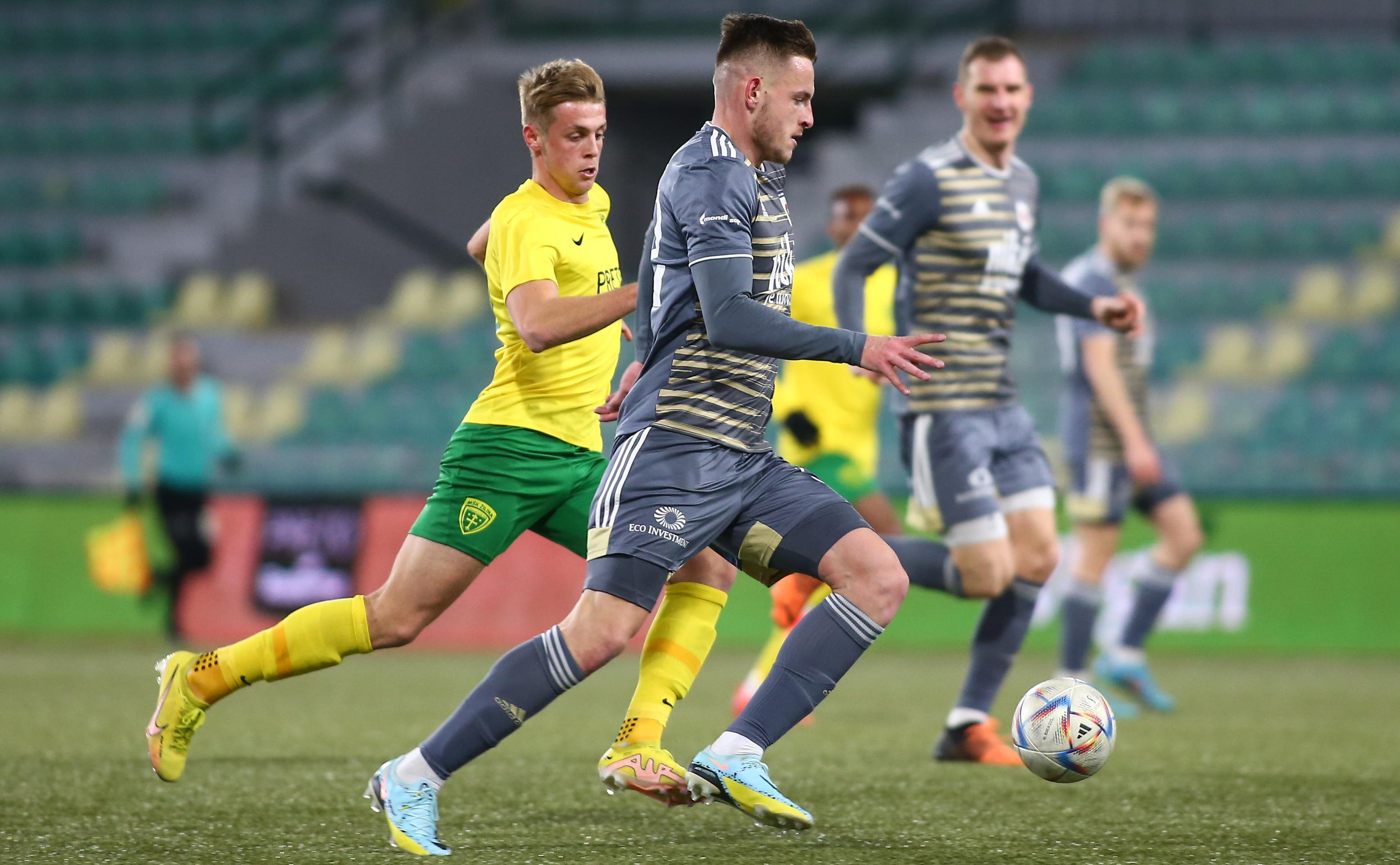 Uprostred v súboji o loptu zľava Timotej Jambor (Žilina) a Matúš Malý (Ružomberok) v zápase 21. kola Fortuna ligy.