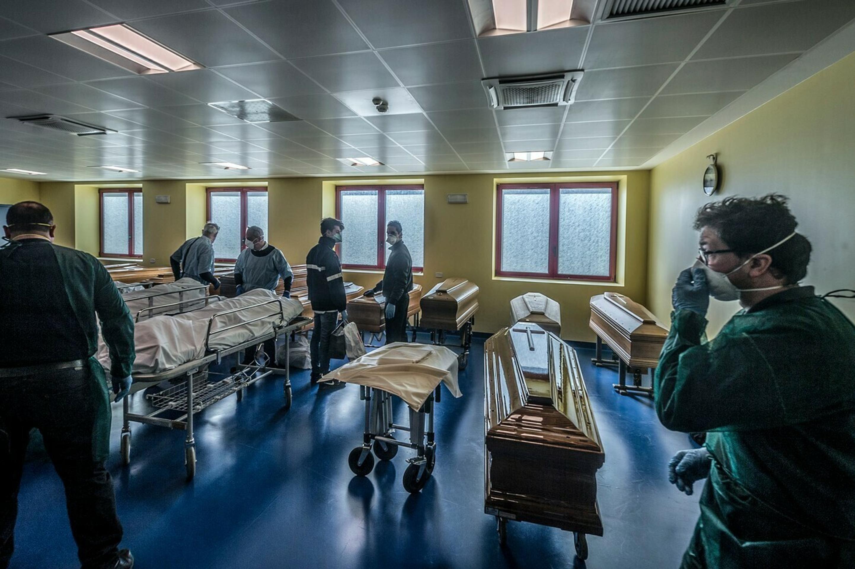 Telocvična v nemocnici Ponte San Pietro v Bergame sa premenila na márnicu. 