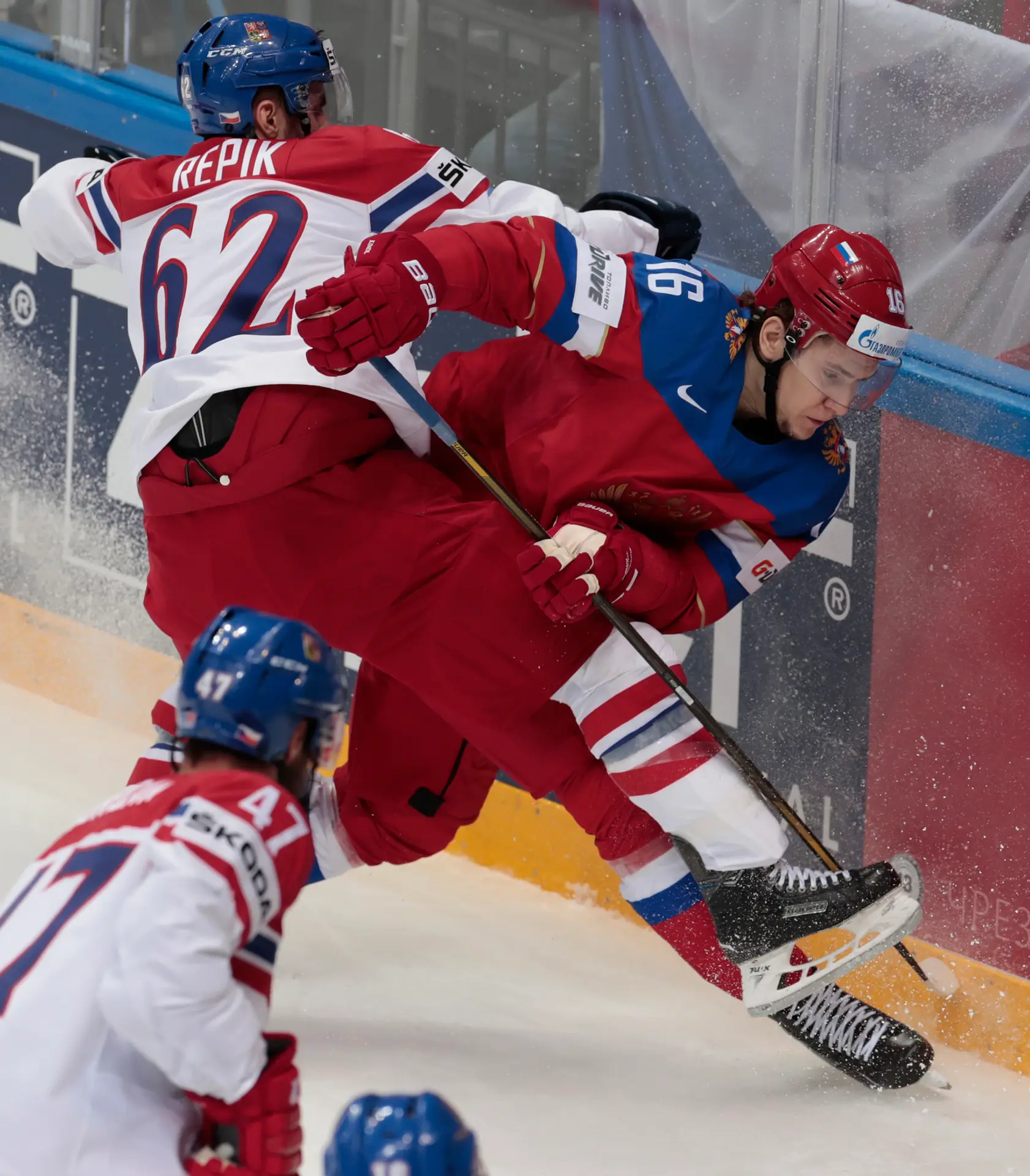 Čech Michal Řepík (v bielom) a Rus Sergej Plotnikov počas vzájomného duelu v rámci MS v Rusku.