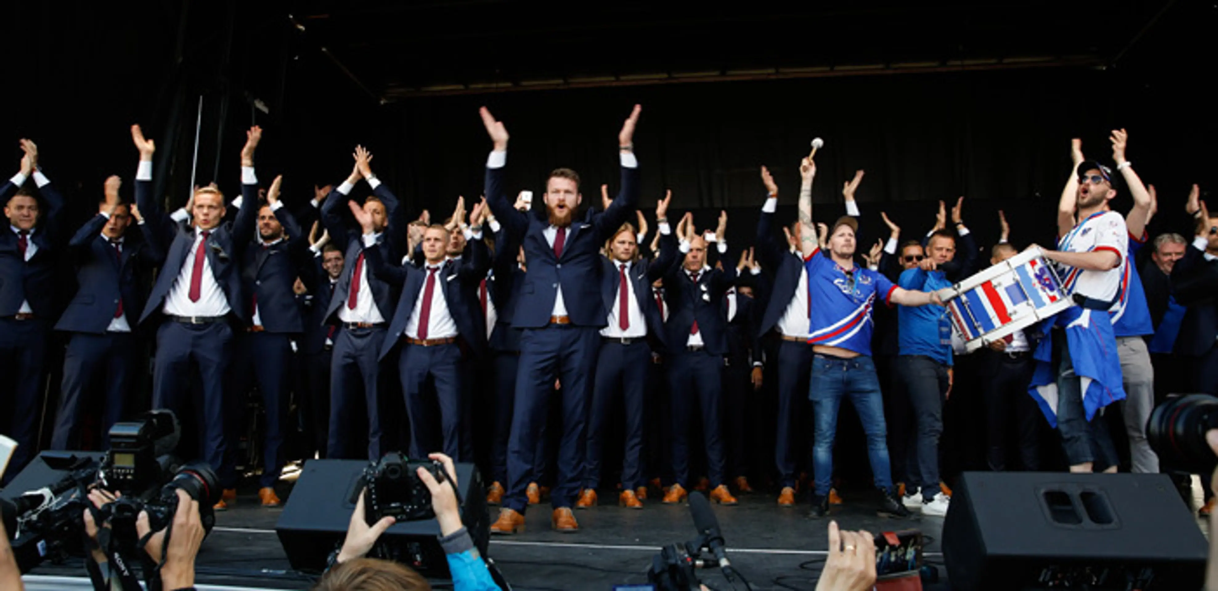 Islandskí futbalisti po príchode z majstrovstiev Európy.