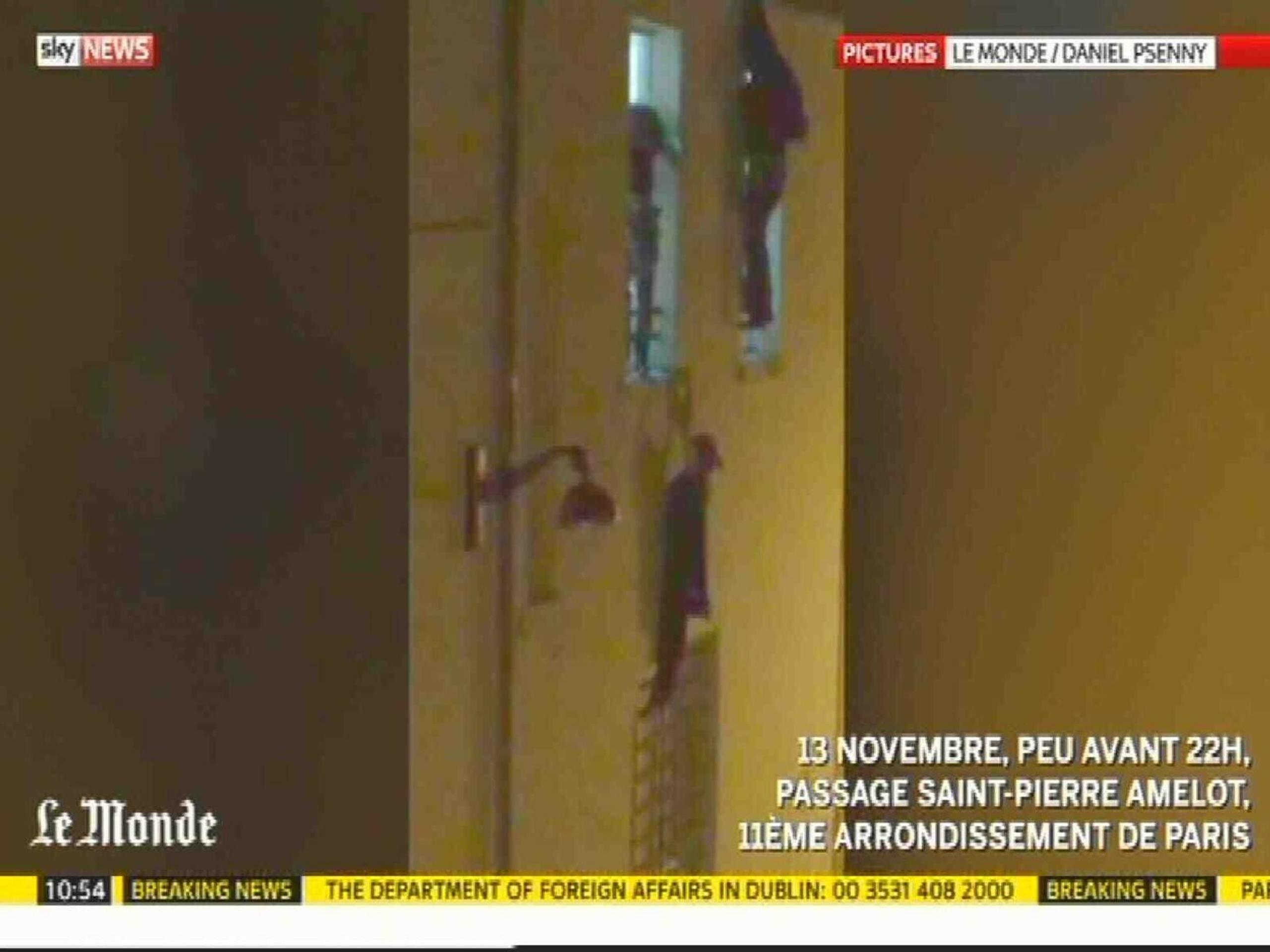 Návštevníci klubu Bataclan viseli z okien nad mŕtvymi telami.