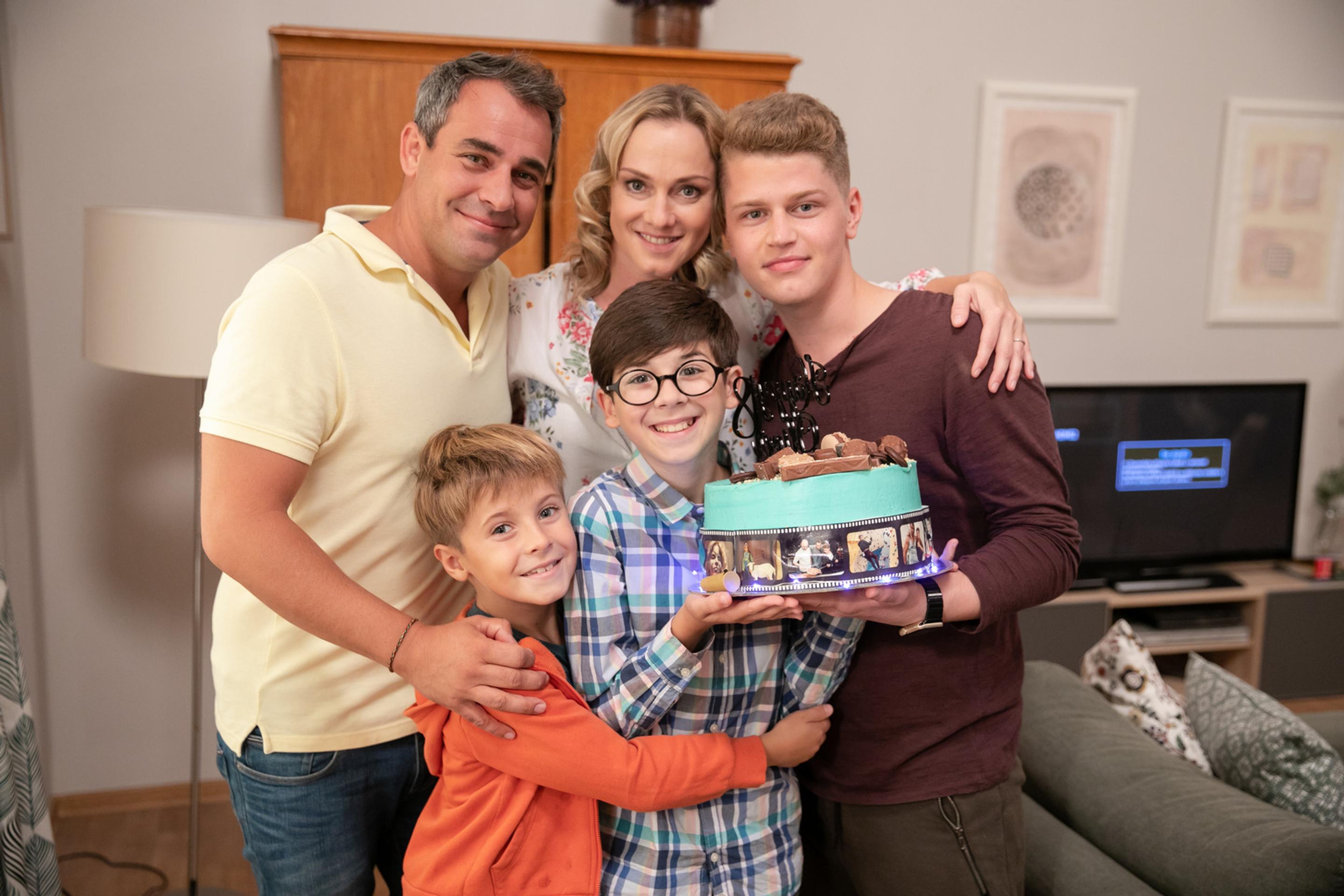 Oliver Oswald so seriálovou rodinou.