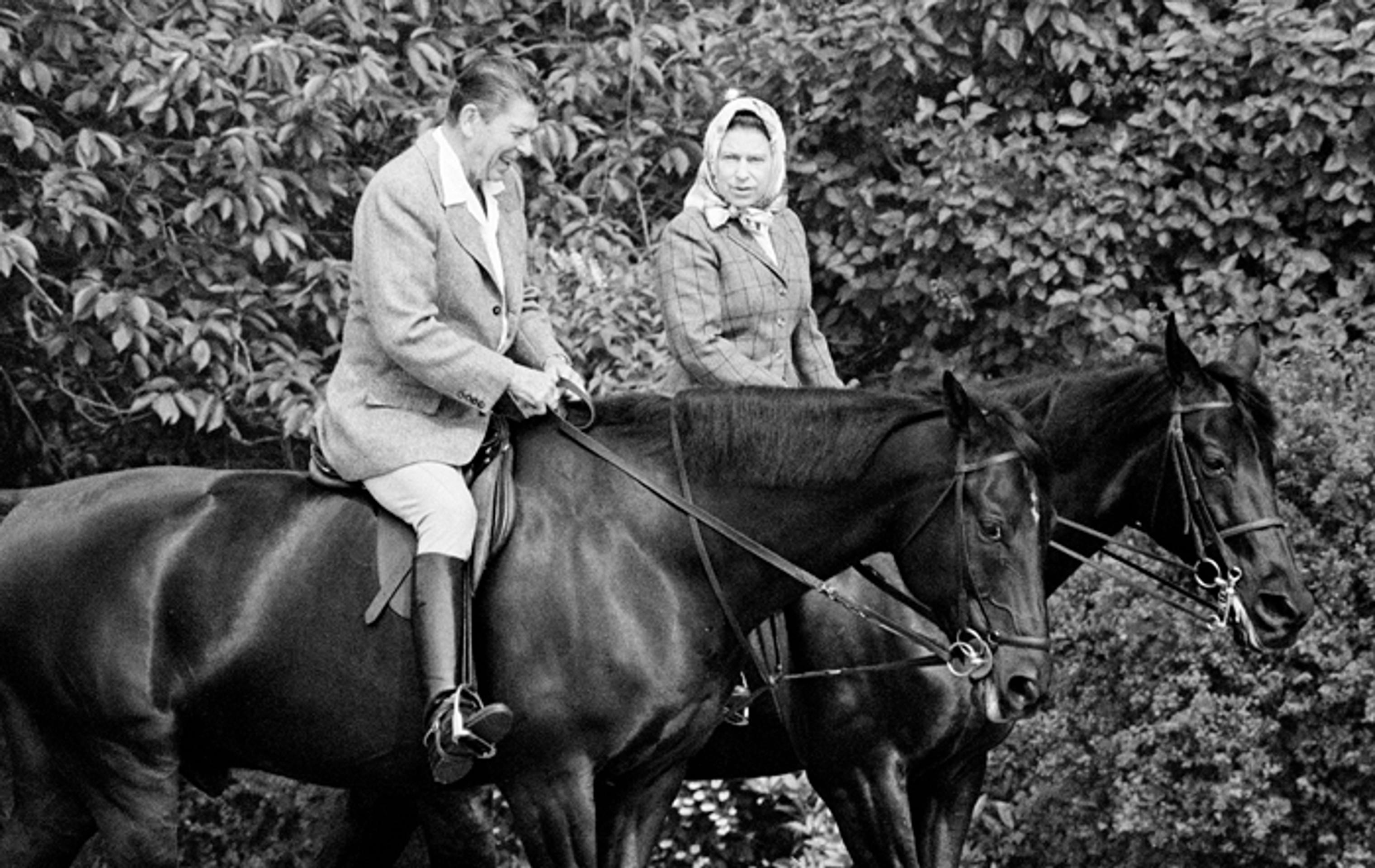 Prezident USA Ronald Reagan a britská kráľovná Alžbeta II. na snímke z 8. júna 1982 jazdia vo Windsore.