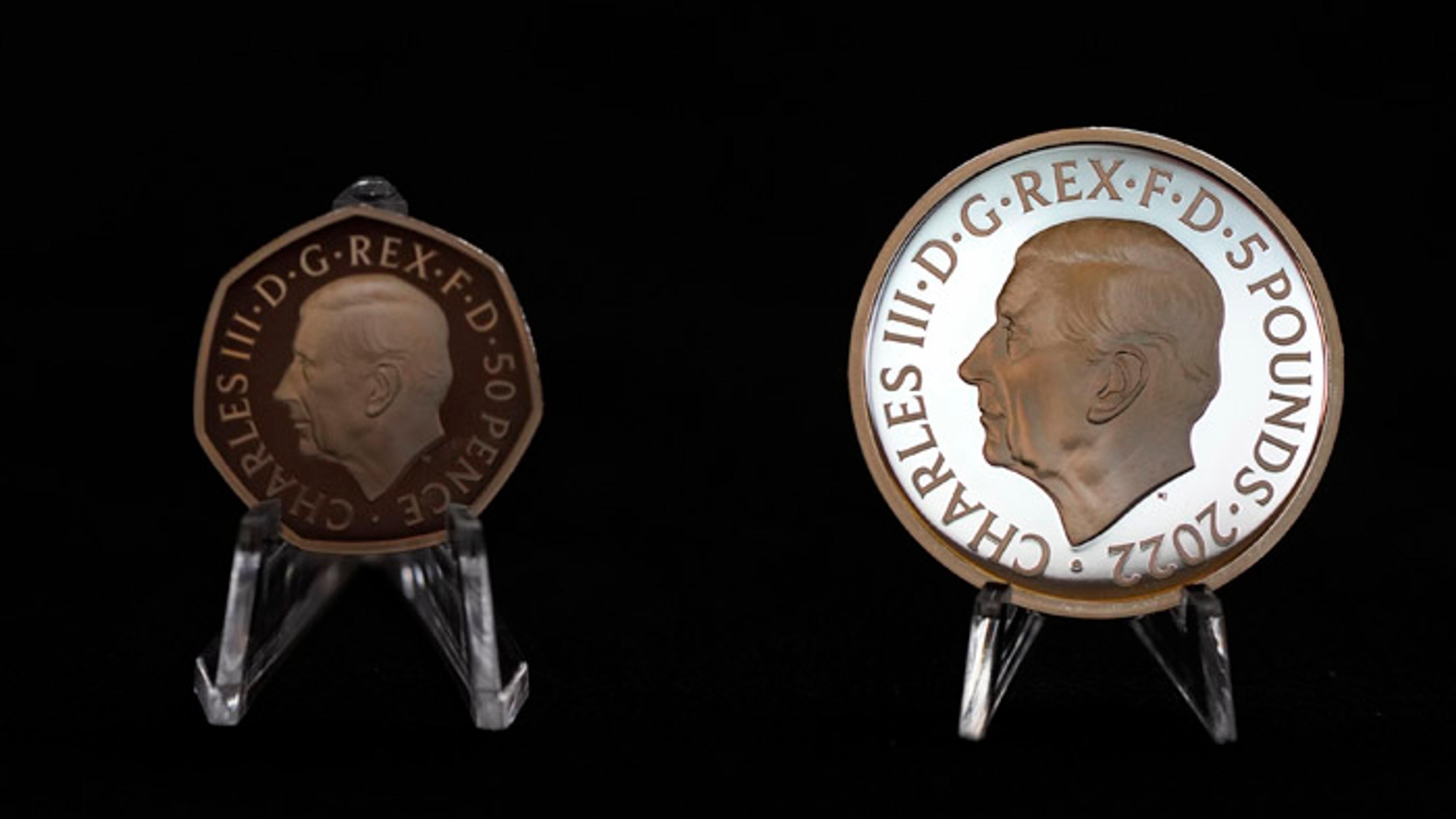 Britská kráľovská mincovňa predstavila prvé mince s motívom kráľa Karola III.