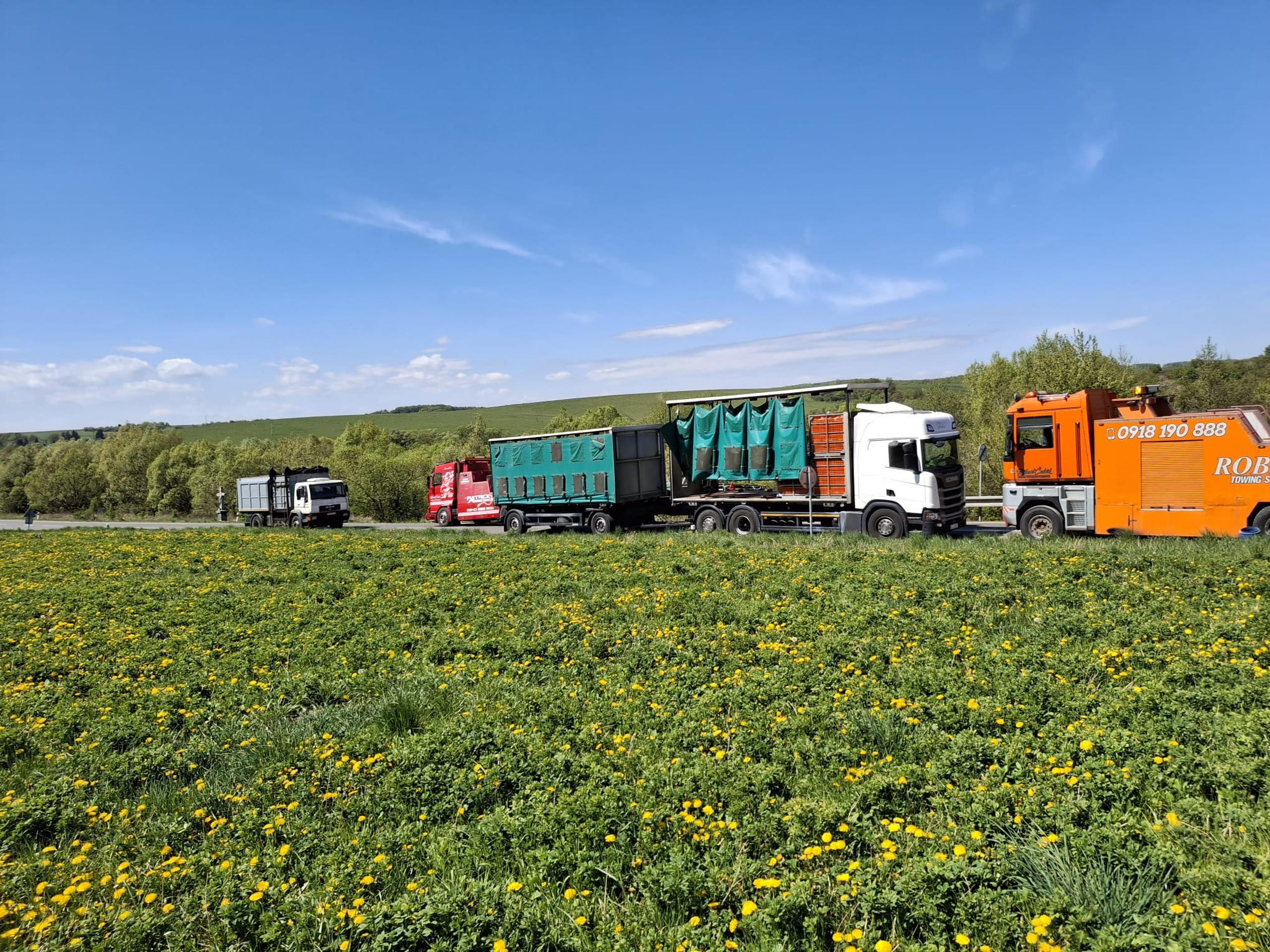 Prevrátený kamión plný hydiny.