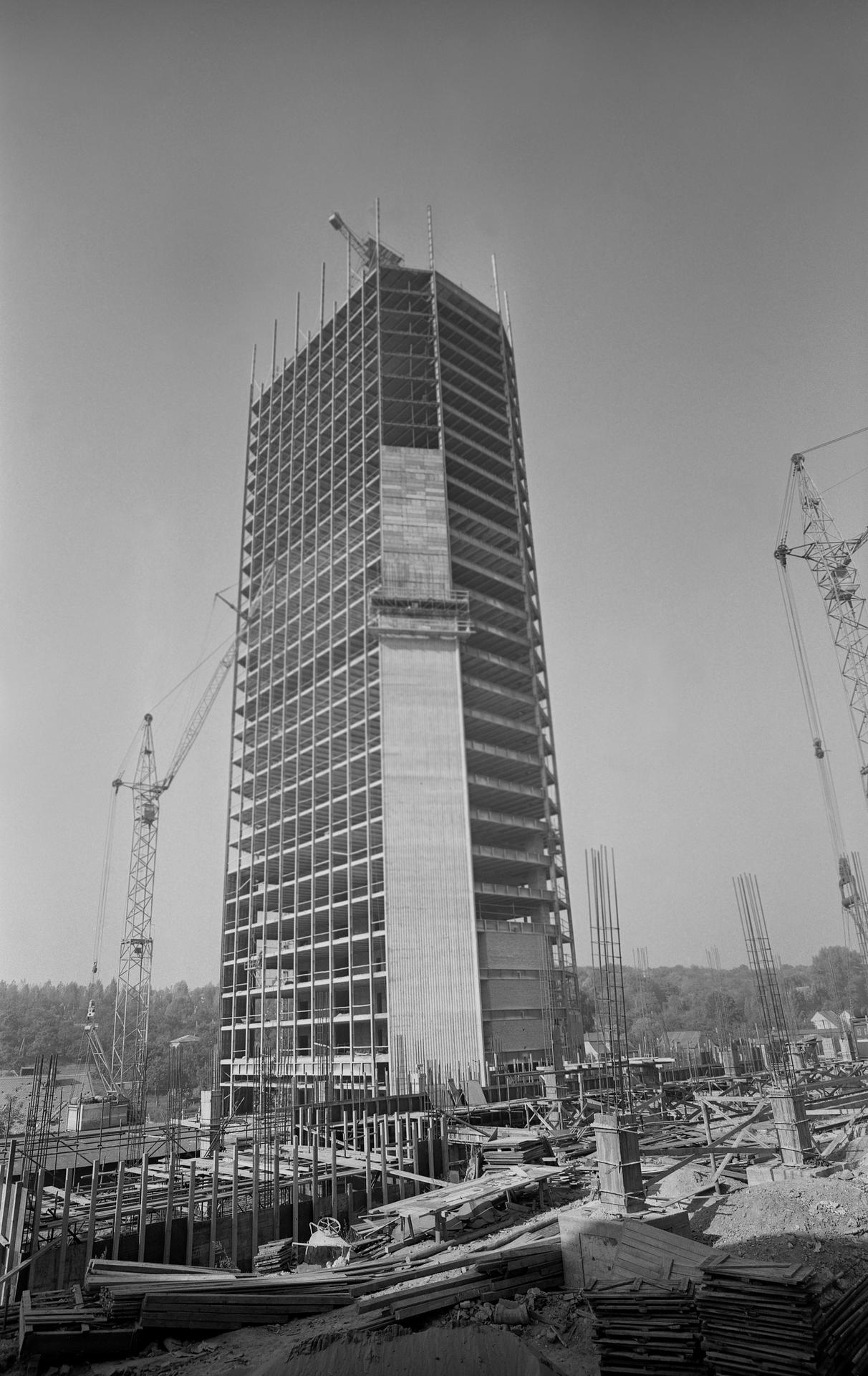 Na archívnej snímke z 3. novembra 1971 v Bratislave výstavba budovy tvorby programu.