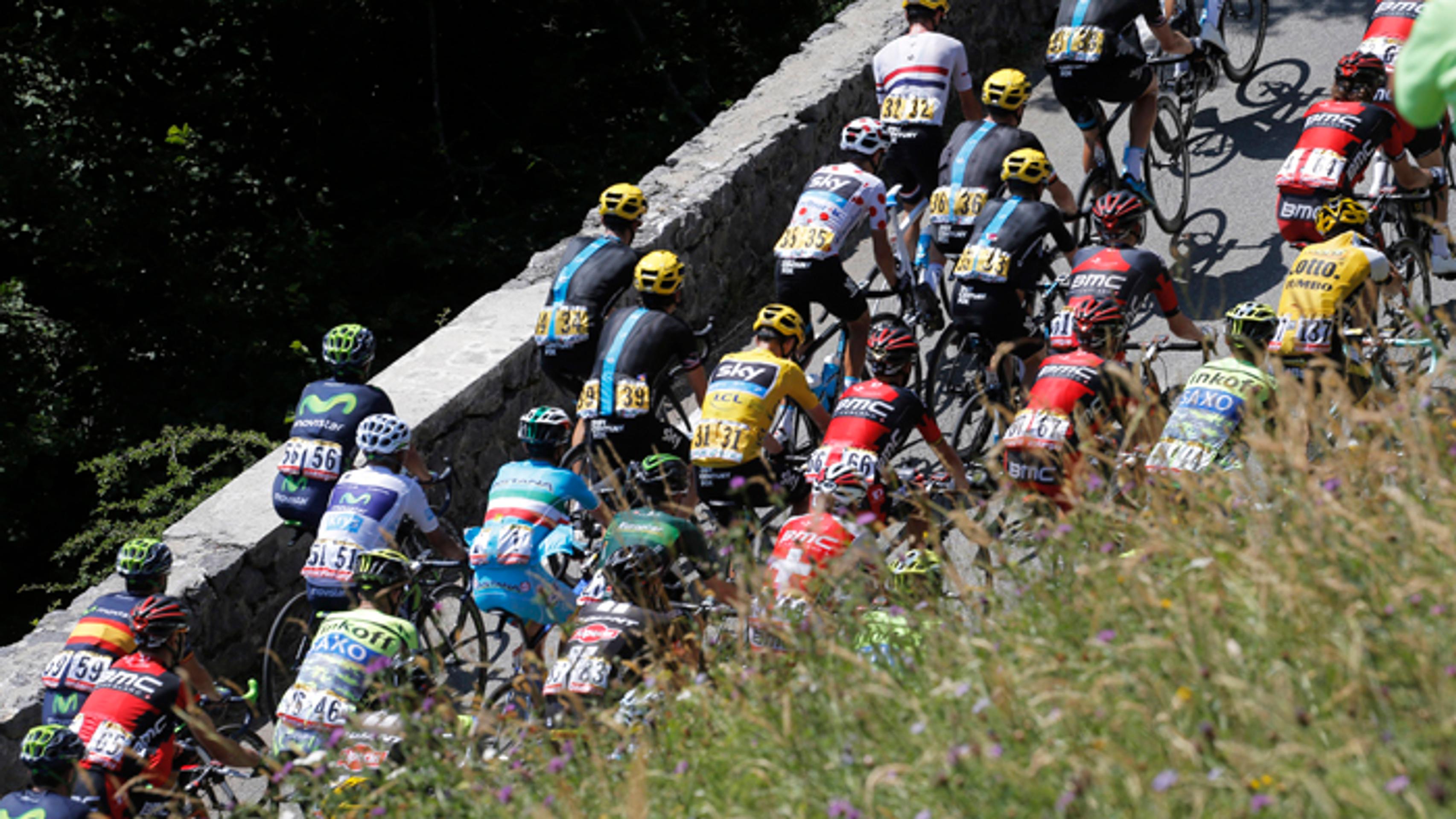 Chris Frome (v žltom drese) v pelotóne 11. etapy TdF z Pau - Cauterets.