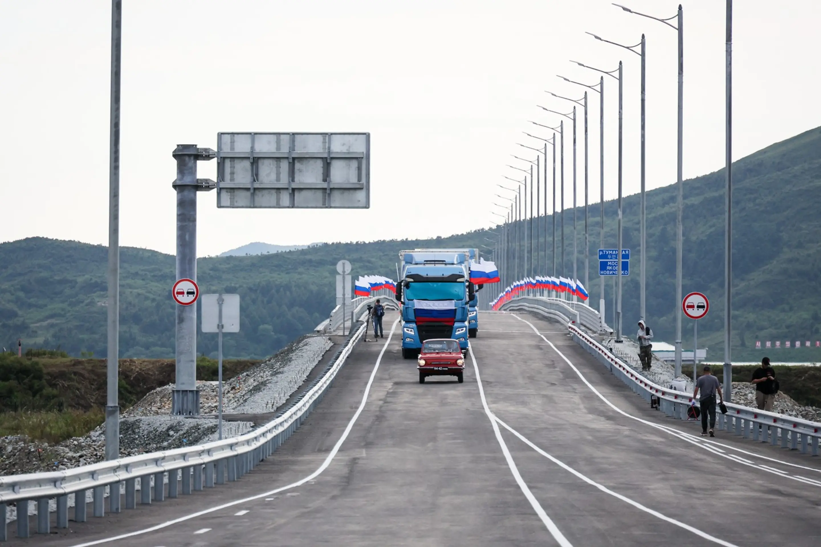 KĽDR a Rusko otvorili prvý cestný most, ktorý spája obe krajiny.