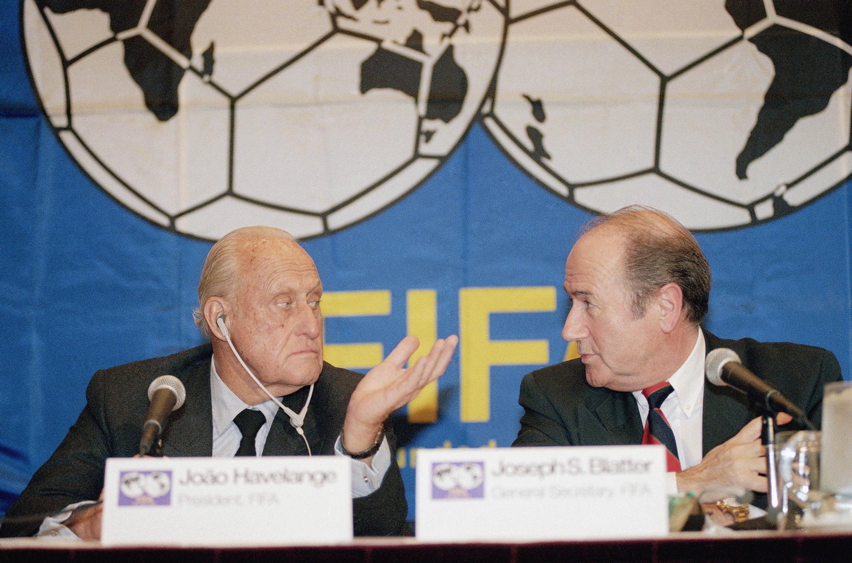 Na archívnej snímke z 27. októbra 1994 vtedajší prezident FIFA Joao Havelange a generálny sekretár FIFA Sepp Blatter.
