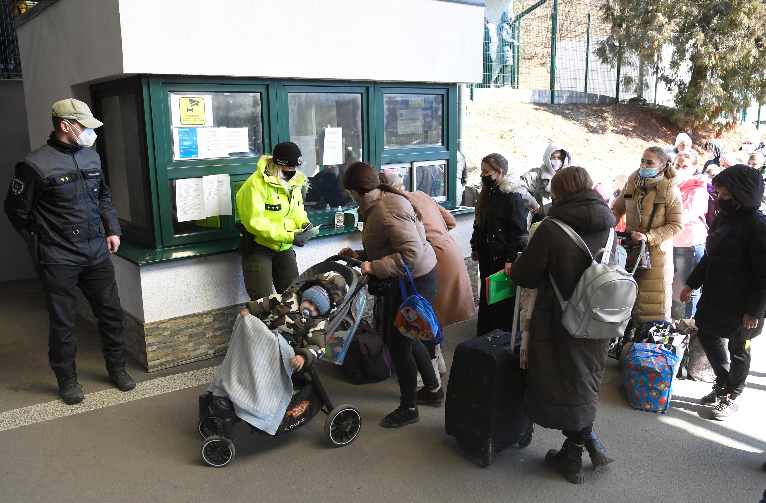 Vojnoví utečenci z Ukrajiny na hraničnom priechode Ubľa-Malyj Bereznyj.