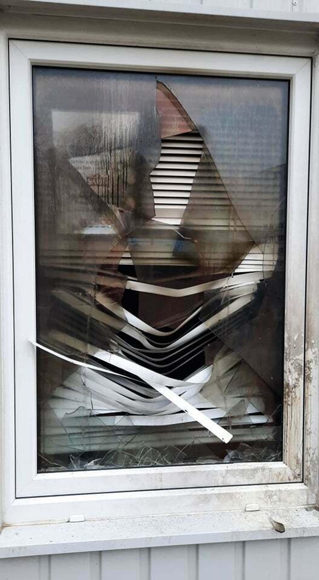 Rozbité okno, cez ktoré niekto hodil zápalný predmet do MOM vo Svidníku.