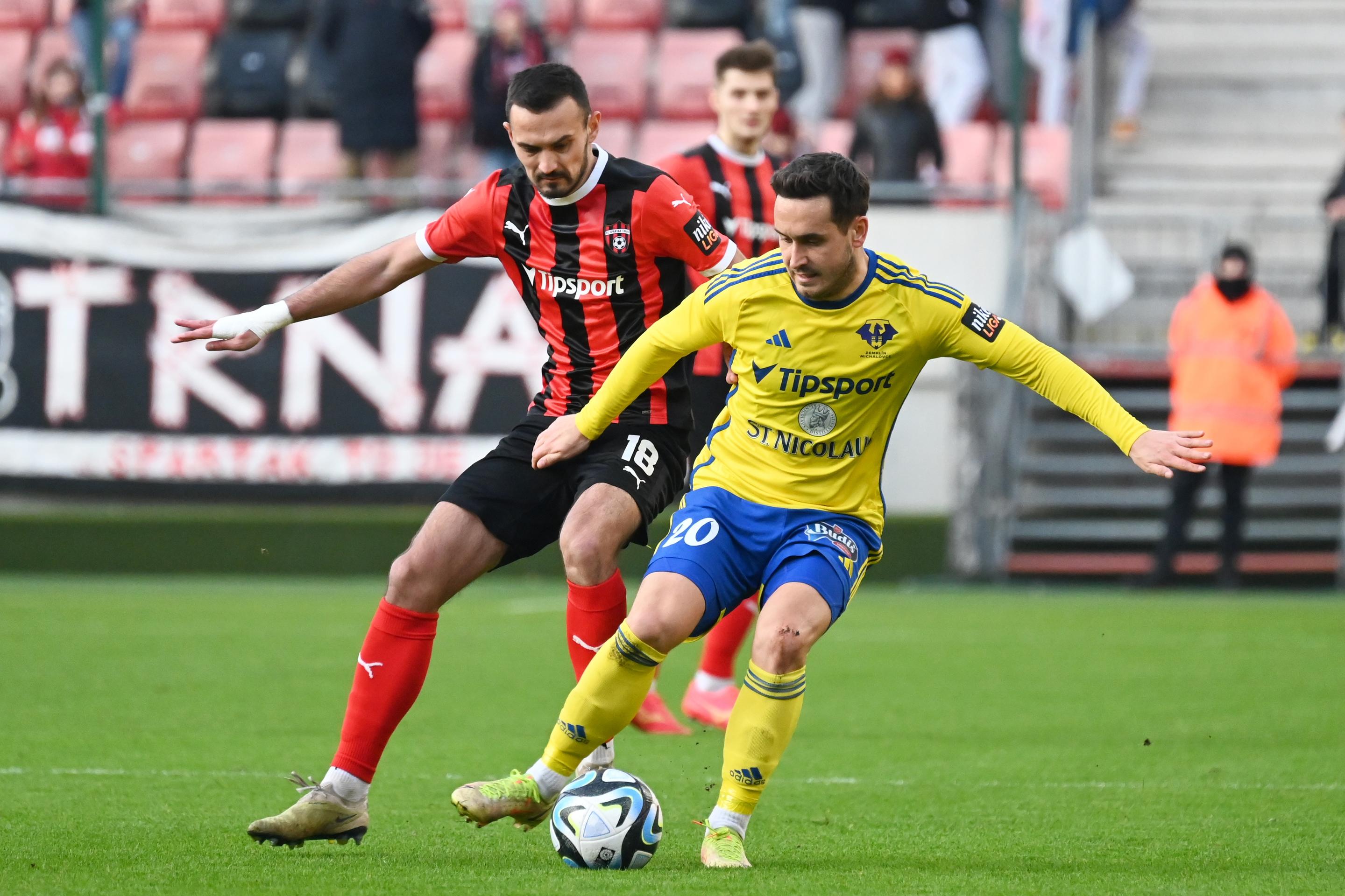 Vľavo hráč Trnavy Martin Šulek a hráč Michaloviec Lukáš Jánošík bojujú o loptu v 18. kole Niké ligy.