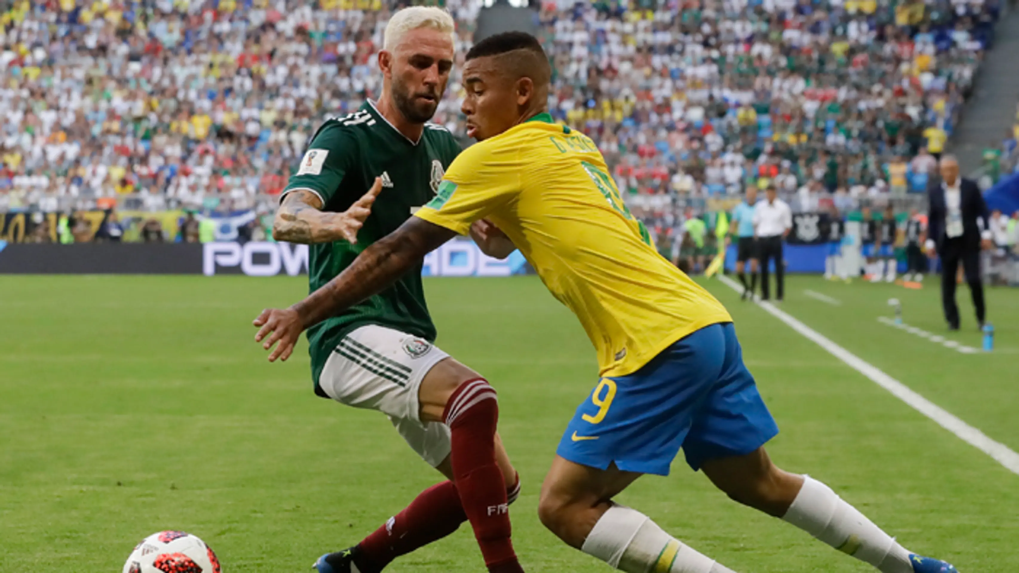 Vpravo brazílsky hráč Gabriel Jesus v súboji o loptu s Miguelom Layunom (Mexiko)