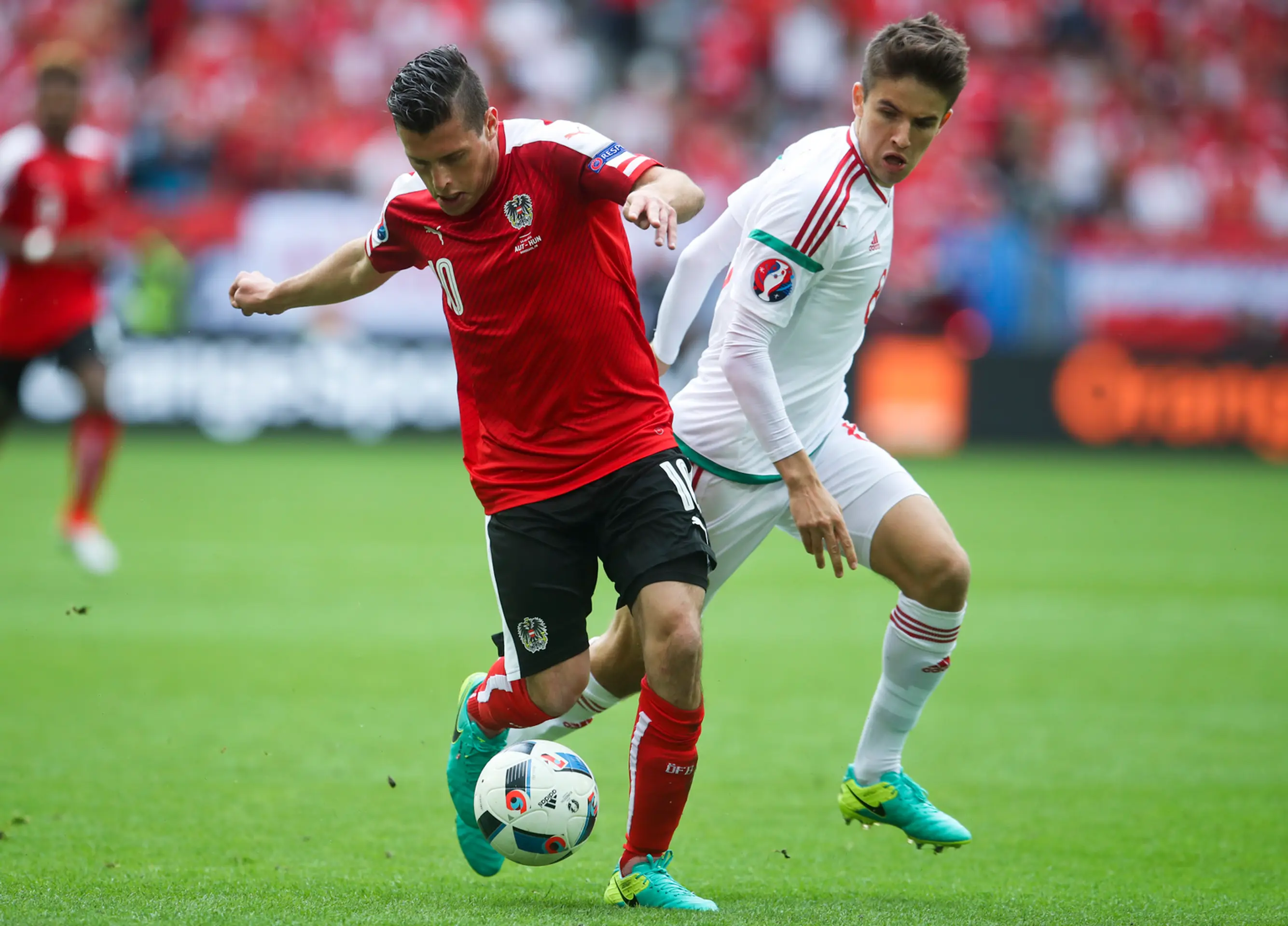 Rakúsky futbalista Zlatko Junuzovič (vľavo) a hráč Maďarska Ádám Nagy v dueli na ME vo Francúzsku.