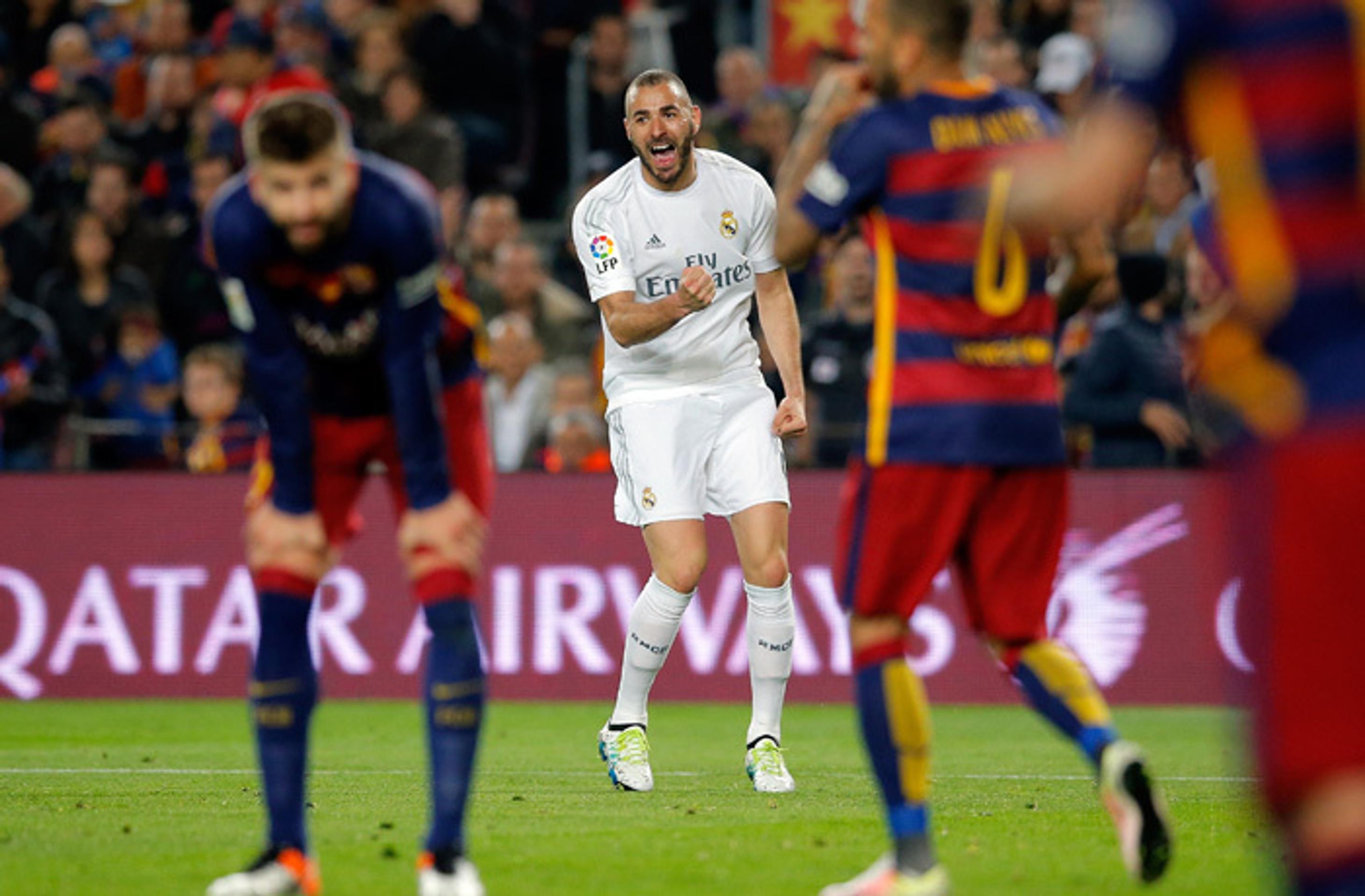 Hráč Realu Karim Benzema sa teší po strelení gólu do siete FC Barcelona počas El Clásico.