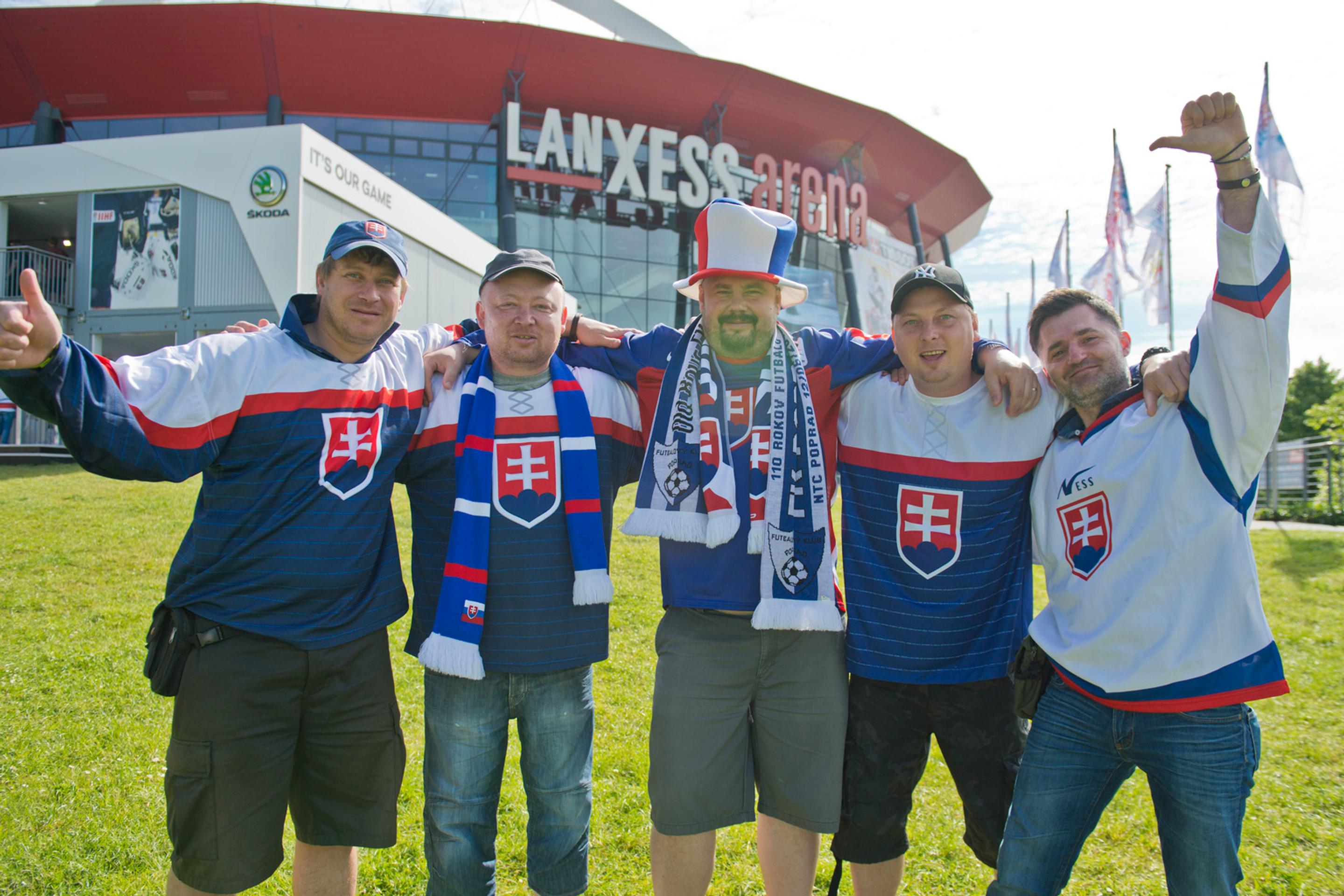 Slovenskí fanúšikovia pred zápasom proti Švédsku.