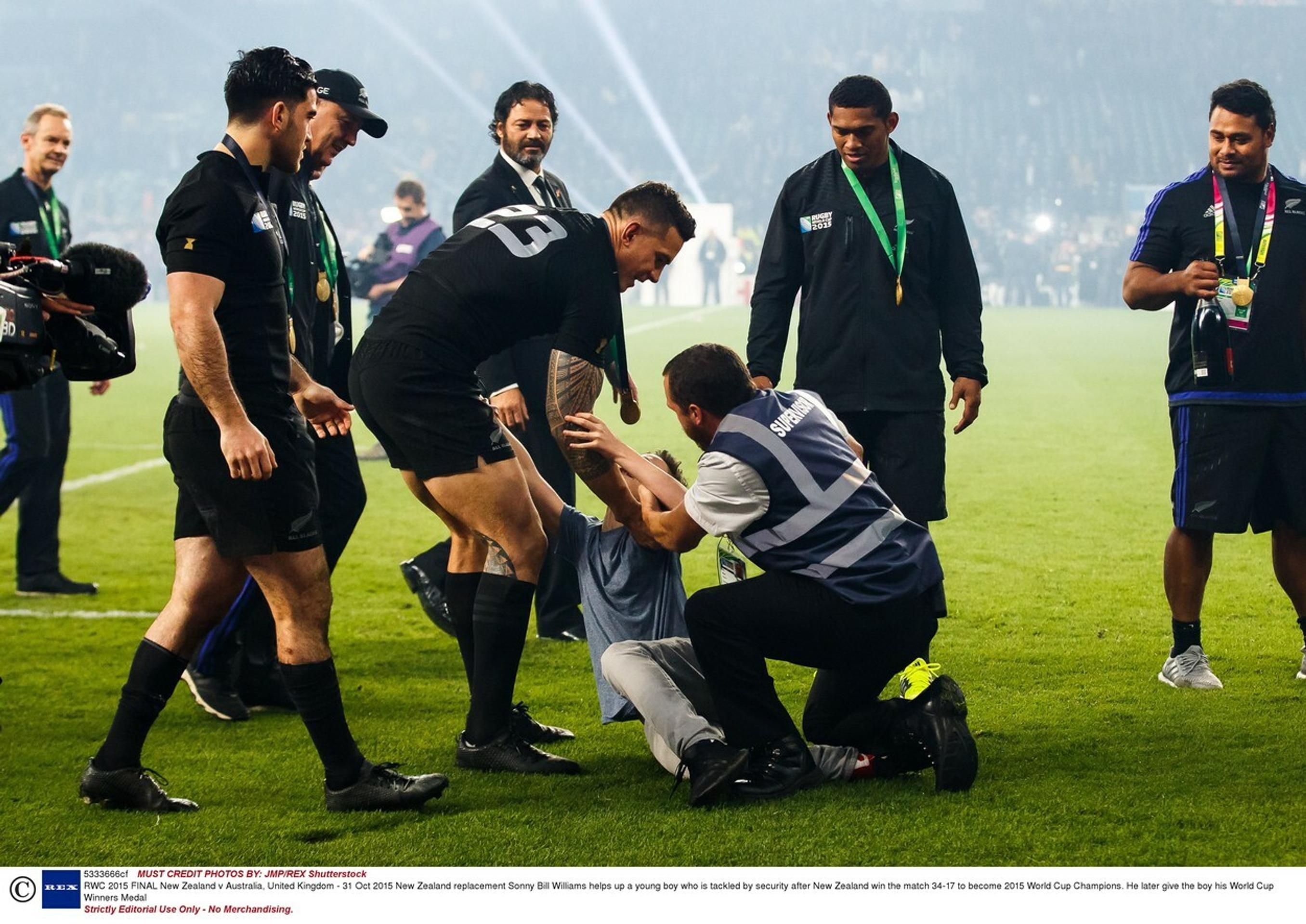 Hrdina finálového večera Sonny Bill Williams potešil mladého fanúšika.