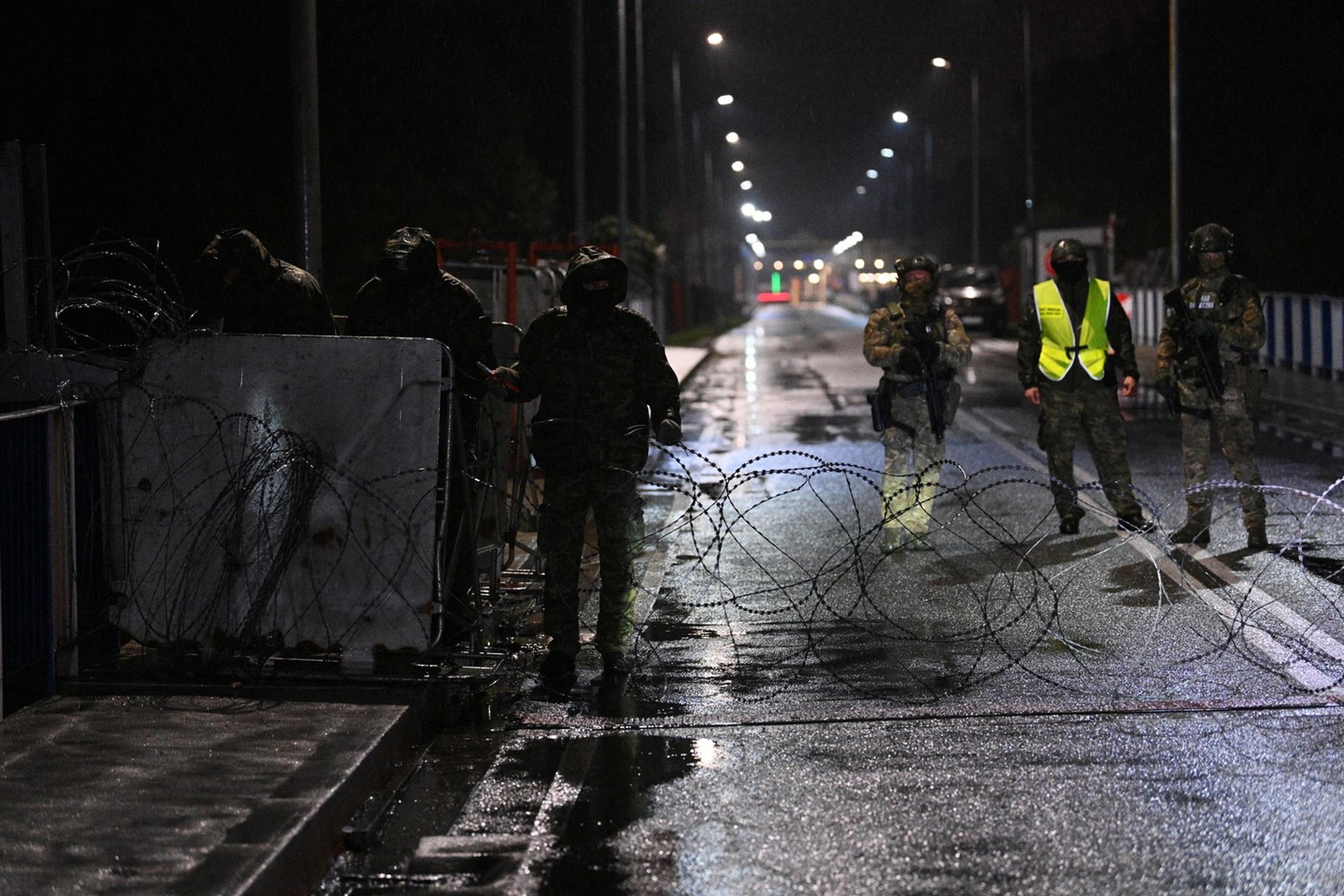 Poľskí pohraničníci inštalujú oddeľovací plot na varšavskom mostnom hraničnom priechode na bielorusko-poľskej hranici.