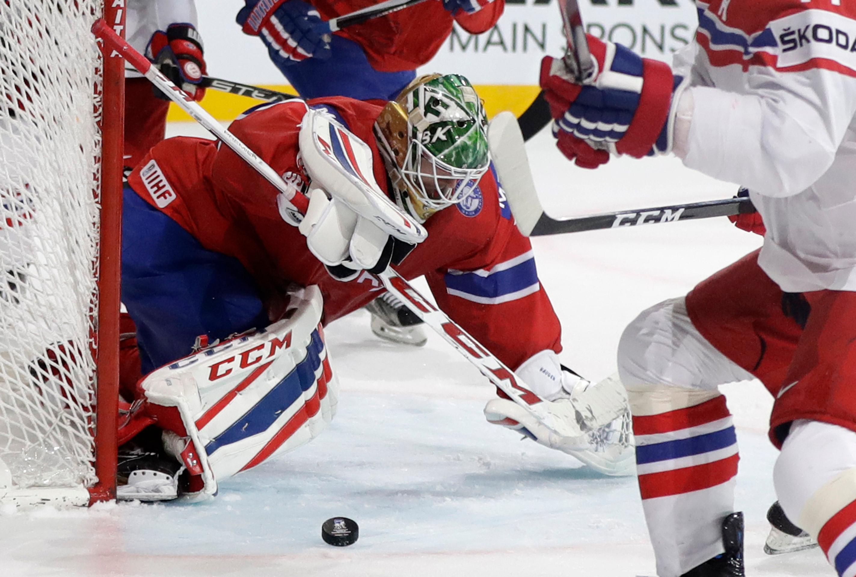 Nór Lars Haugen chytá jednu z množstva strieľ, ktoré naňho Česi vyslali.