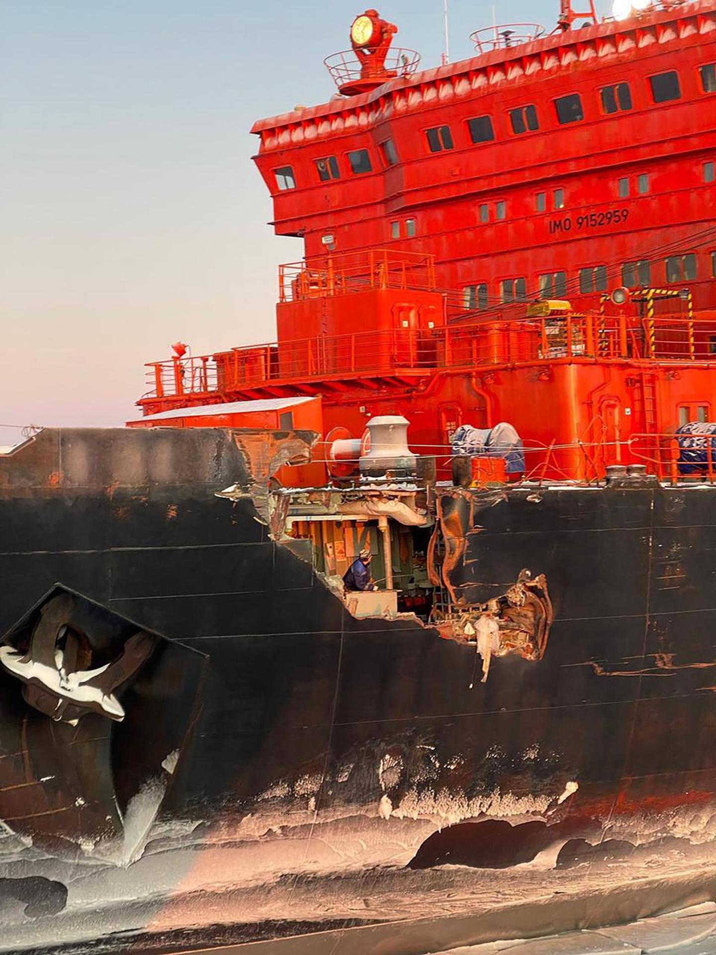 Ruský ľadoborec narazil v Karskom mori do nákladnej lode.