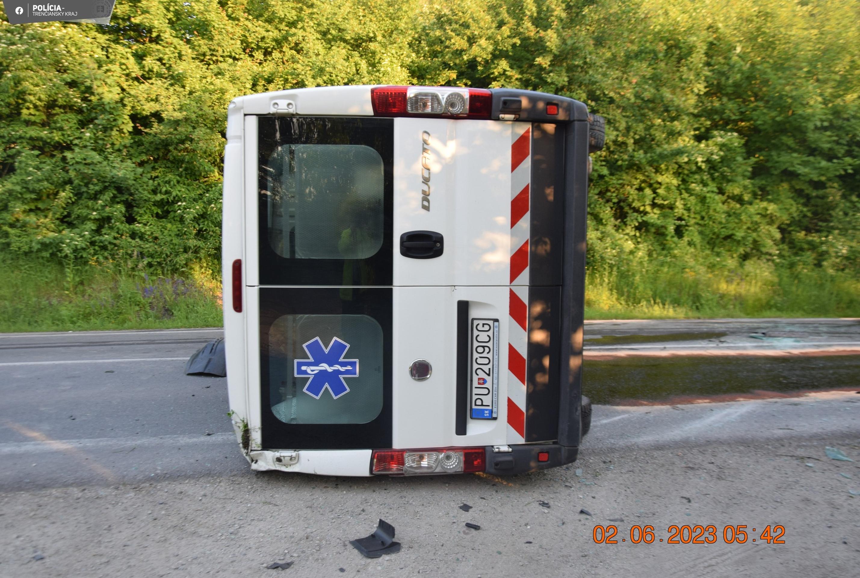 Prevrátená sanitka zablokovala cestu.