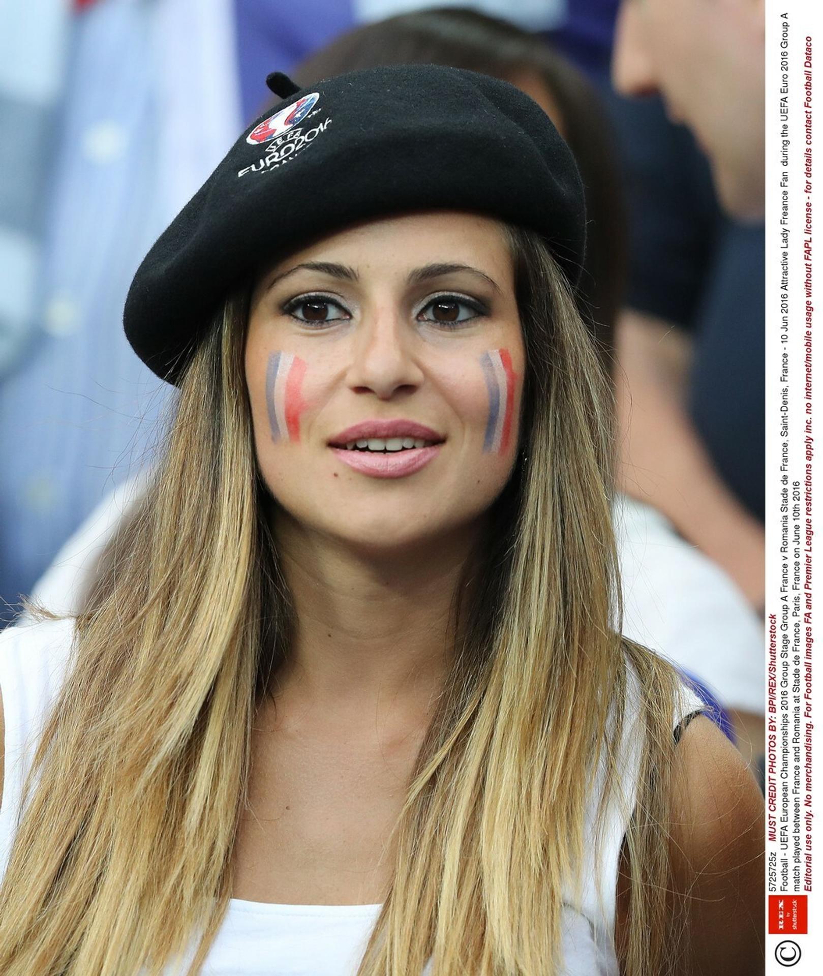 Aj ženy majú rady futbal. Na tieto fanúšičky sa veru dobre pozerá