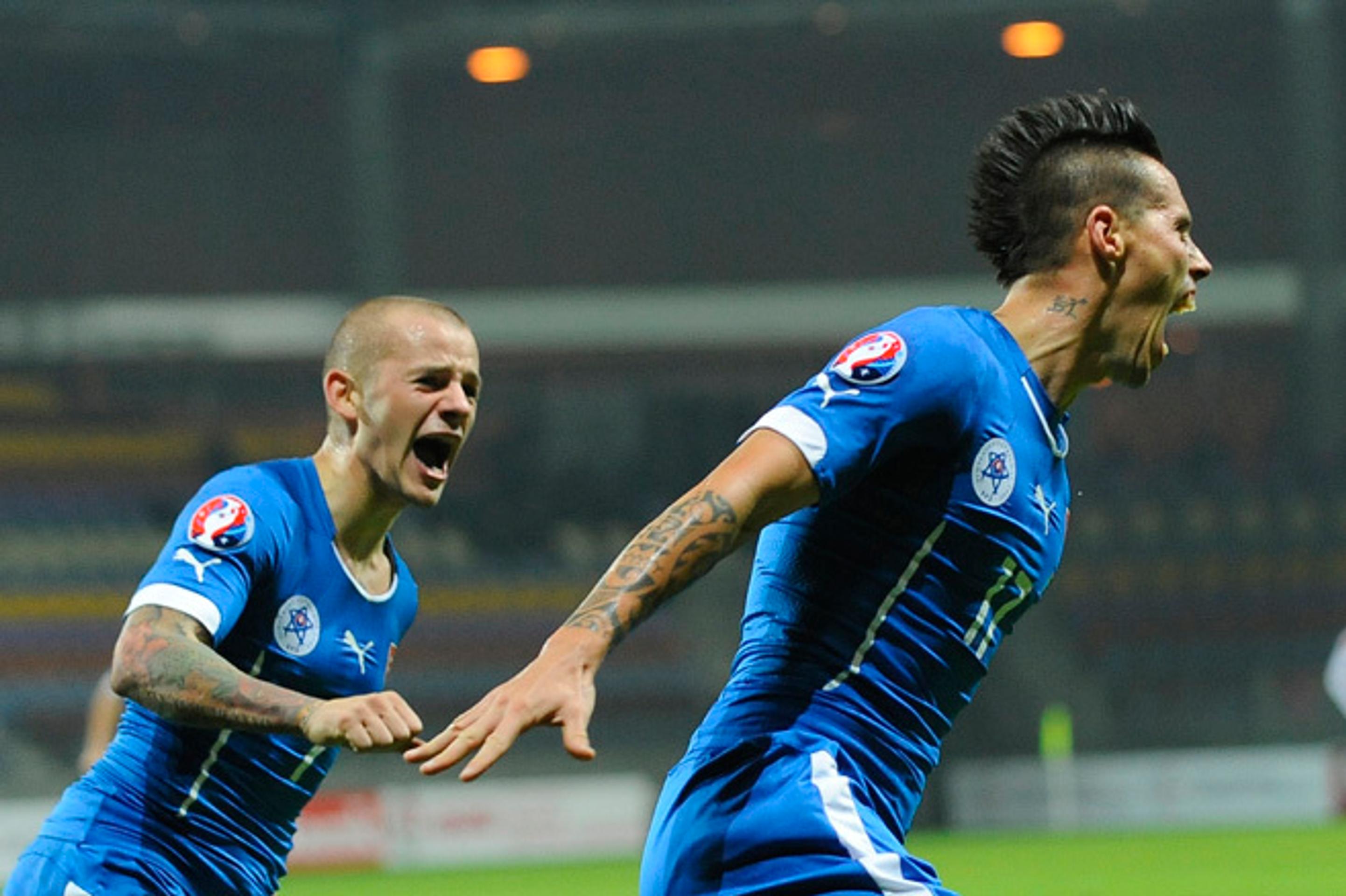 Vladimír Weiss ml. a Marek Hamšík sa radujú po prvom góle do bieloruskej brány.