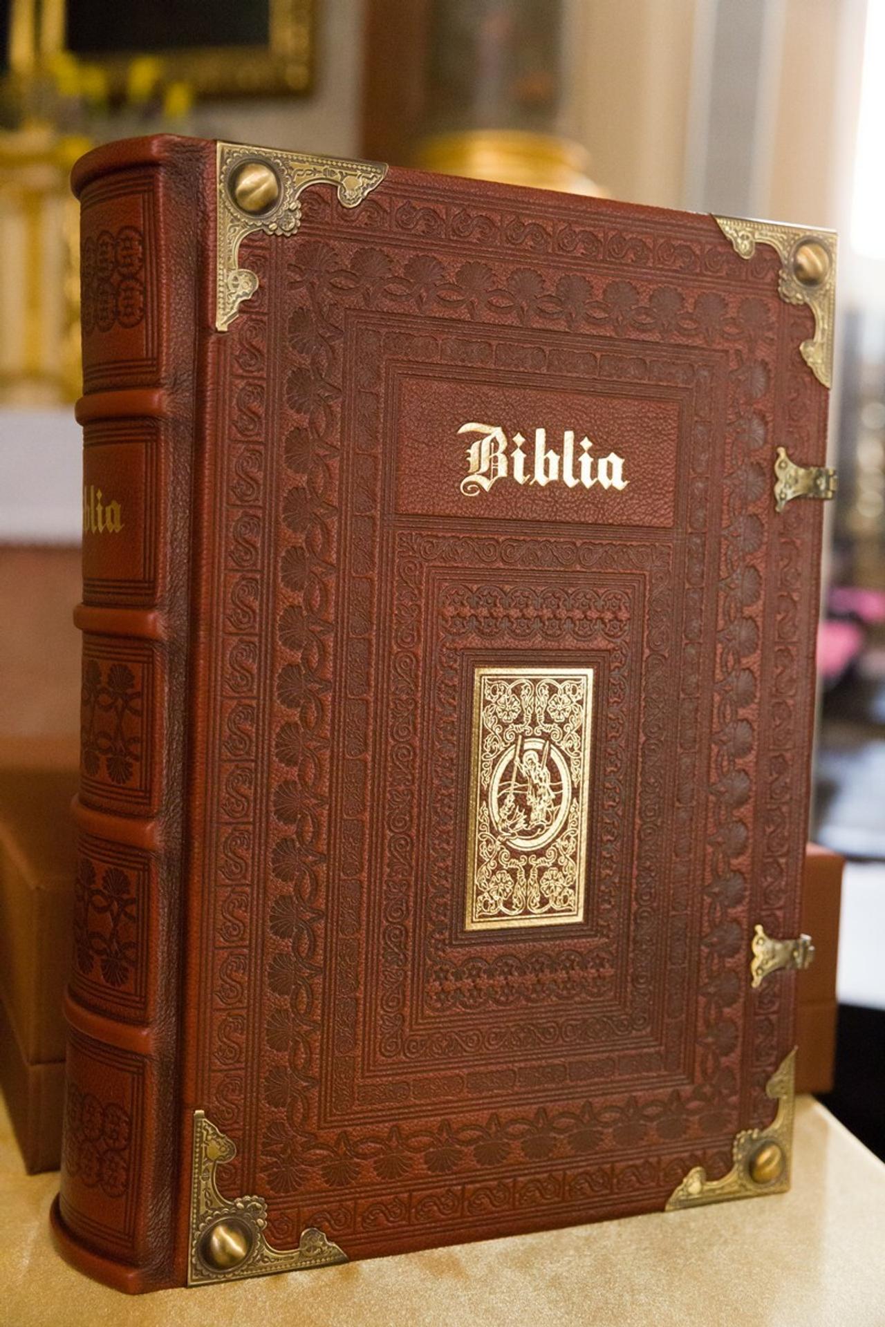 Čelný pohľad na Bibliu.